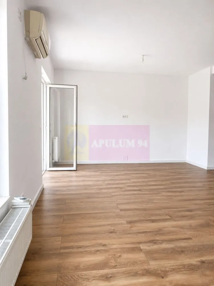 Duplex în vilă, 4 camere, renovat 2025, curte 250 mp, Mogoșoaia - Categorie: Case / Vile
Tip proprietate: Vilă duplex / Duplex
Regim înălțime: P+1
Suprafață utilă: 122 mp
Suprafață construită: 145 mp
Teren: 301 mp
Curte liberă: 250 mp
Camere: 4
Dormitoare: 3
Băi: 3
Parcare: 2 locuri
Comision cumparator 0

Vilă duplex renovată în 2025, cu 122 mp utili, 3 dormitoare, 3 băi, 2 locuri de parcare și o curte liberă de aproximativ 250 mp, în Mogoșoaia.

Proprietatea este potrivită pentru o familie care vrea casă, curte și liniște, dar fără distanța mare față de București. Casa este gata de mutare și nu cere investiții majore după cumpărare.

Compartimentare:

Parter:
Living luminos, de peste 40 mp, cu acces direct către curte
Bucătărie închisă
Baie cu duș walk-in
Spațiu pentru dining și zonă de relaxare
Scară interioară către etaj

Etaj:
3 dormitoare
2 băi
Balcon care deservește două dormitoare

Mansardă:
Baie suplimentară
Spațiu util pentru depozitare, birou sau zonă tehnică

Curtea este unul dintre punctele forte ale proprietății. Are aproximativ 250 mp liberi și oferă spațiu pentru grădină, loc de joacă, zonă de luat masa afară sau relaxare. 

Casa a fost renovată în 2025. Are parchet, gresie, tâmplărie PVC, fațadă Baumit, centrală proprie, aer condiționat, instalații refăcute și finisaje moderne.

Zona este liniștită, cu case locuite permanent, aproape de lac, pădure și Palatul Brâncovenesc Mogoșoaia. Accesul către București și Centură este facil.

Potrivită pentru:
Familie cu 1 sau 2 copii
Cuplu care lucrează din București, dar vrea curte și liniște
Cumpărător care caută o casă gata de mutare, fără renovări
Persoană care vrea spațiu exterior real, nu doar o terasă simbolică

Disponibilă pentru vizionare. Pentru detalii și programare, mă poți contacta telefonic

Stația Stupinei este la aproximativ 1 minut de mers pe jos, iar Palatul și Parcul Mogoșoaia la aproximativ 1,1 km.
Proprietar persoană fizică. Comision 0% pentru cumpărător.