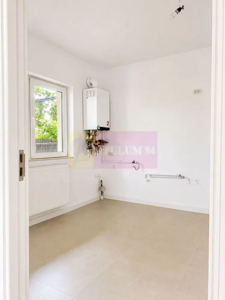 Duplex în vilă, 4 camere, renovat 2025, curte 250 mp, Mogoșoaia - Categorie: Case / Vile
Tip proprietate: Vilă duplex / Duplex
Regim înălțime: P+1
Suprafață utilă: 122 mp
Suprafață construită: 145 mp
Teren: 301 mp
Curte liberă: 250 mp
Camere: 4
Dormitoare: 3
Băi: 3
Parcare: 2 locuri
Comision cumparator 0

Vilă duplex renovată în 2025, cu 122 mp utili, 3 dormitoare, 3 băi, 2 locuri de parcare și o curte liberă de aproximativ 250 mp, în Mogoșoaia.

Proprietatea este potrivită pentru o familie care vrea casă, curte și liniște, dar fără distanța mare față de București. Casa este gata de mutare și nu cere investiții majore după cumpărare.

Compartimentare:

Parter:
Living luminos, de peste 40 mp, cu acces direct către curte
Bucătărie închisă
Baie cu duș walk-in
Spațiu pentru dining și zonă de relaxare
Scară interioară către etaj

Etaj:
3 dormitoare
2 băi
Balcon care deservește două dormitoare

Mansardă:
Baie suplimentară
Spațiu util pentru depozitare, birou sau zonă tehnică

Curtea este unul dintre punctele forte ale proprietății. Are aproximativ 250 mp liberi și oferă spațiu pentru grădină, loc de joacă, zonă de luat masa afară sau relaxare. 

Casa a fost renovată în 2025. Are parchet, gresie, tâmplărie PVC, fațadă Baumit, centrală proprie, aer condiționat, instalații refăcute și finisaje moderne.

Zona este liniștită, cu case locuite permanent, aproape de lac, pădure și Palatul Brâncovenesc Mogoșoaia. Accesul către București și Centură este facil.

Potrivită pentru:
Familie cu 1 sau 2 copii
Cuplu care lucrează din București, dar vrea curte și liniște
Cumpărător care caută o casă gata de mutare, fără renovări
Persoană care vrea spațiu exterior real, nu doar o terasă simbolică

Disponibilă pentru vizionare. Pentru detalii și programare, mă poți contacta telefonic

Stația Stupinei este la aproximativ 1 minut de mers pe jos, iar Palatul și Parcul Mogoșoaia la aproximativ 1,1 km.
Proprietar persoană fizică. Comision 0% pentru cumpărător.