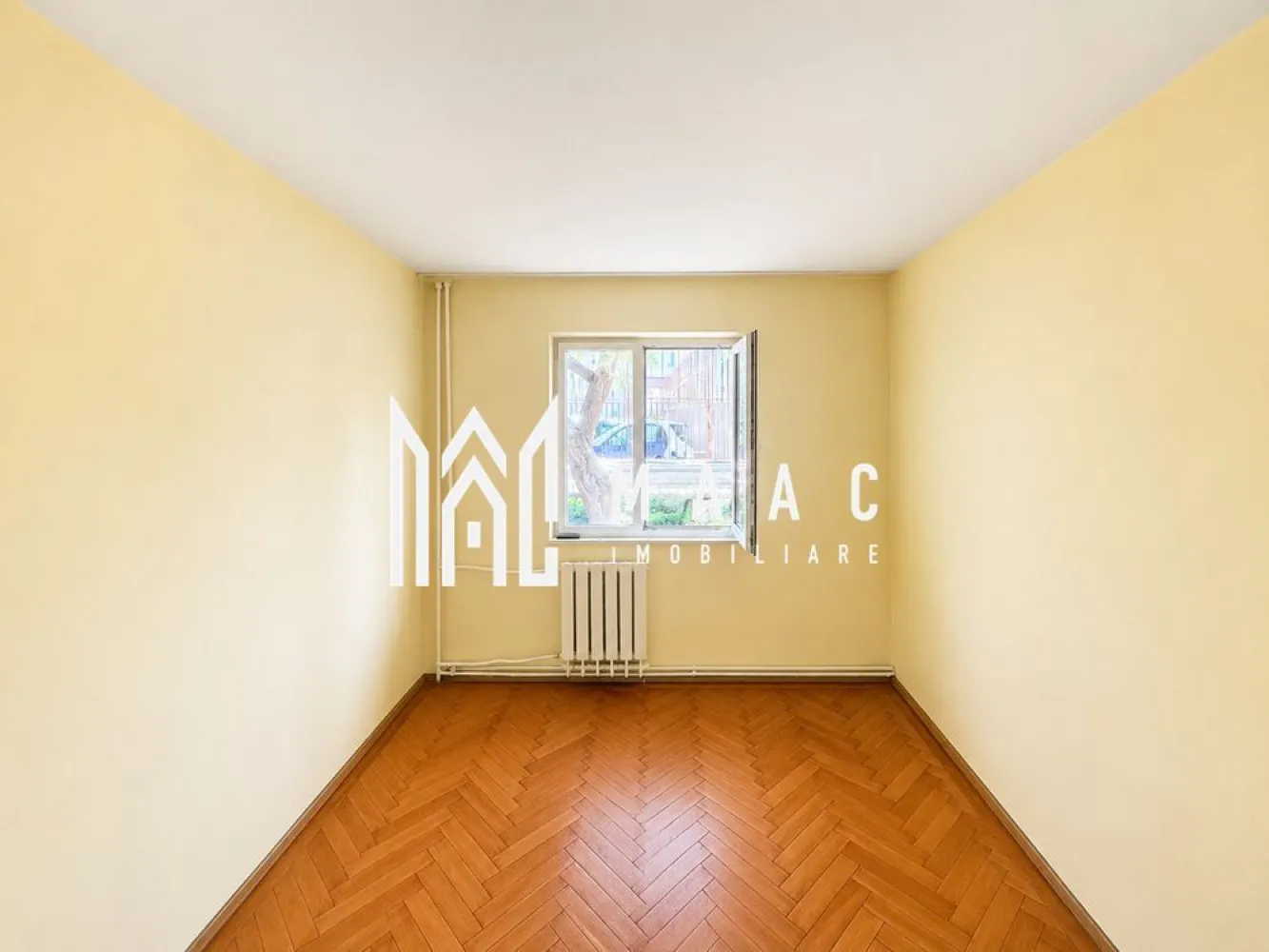 Apartament 3 camere | Zona Hermes | Geam la baie| Decomandat | - MAAC Imobiliare vă prezintă spre vânzare, în regim de reprezentare exclusivă, o locuință ideală pentru cei care își doresc confort si accesibilitate crescute. 
Situat în inima cartierului Ostroveni, în cunoscuta zonă Hermes, acest apartament decomandat reprezintă opțiunea perfectă atât pentru o familie cu copii, cât și pentru persoane care apreciază avantajele unui parter accesibil. Proprietatea este complet finisată, curată și gata de mutare imediată! 
 
Apartamentul se remarcă printr-o compartimentare inteligentă de tip decomandat, care asigură intimitate totală locatarilor și o utilizare maximă a spațiului util: 
Living & Dormitoare: Camere spațioase, inundate de lumină naturală pe tot parcursul zilei, oferind o atmosferă caldă și primitoare. 
Bucătărie: Spațiu optimizat, gata pentru a fi configurat după preferințele dumneavoastră. 
Baie cu geam: Un avantaj major îl reprezintă baia dotată cu fereastră exterioară, asigurând o aerisire naturală eficientă și eliminarea completă a umidității. 
Hol generos: Permite amenajarea unor spații de depozitare suplimentare (dressing/pantofar). 
Pentru cumpărături: La doar 2-3 minute de mers pe jos de Piața Ostroveni, supermarketuri, farmacii și bănci. 
Pentru familii: Școli generale și grădinițe cu program prelungit în imediata vecinătate. Copiii nu vor fi nevoiți să traverseze artere principale de circulație. 
Timp liber: Locuri de joacă moderne pentru copii și spații verzi amenajate chiar lângă bloc. 
Transport: Acces ultra-rapid la stațiile de autobuz și taxi, asigurând legătura directă cu centrul orașului. 
 
Lumină naturală excelentă, o raritate pentru apartamentele situate la parter. 
Geam la baie, un criteriu esențial de confort selectat de majoritatea cumpărătorilor. 
 
Pentru detalii suplimentare, inclusiv consultanta bancara gratuita, pentru obtinerea unui credit ipotecar va rugam sa contactati echipa MAAC Imobiliare, specificand ID 3178194