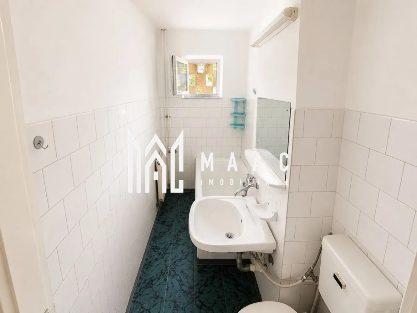 Apartament 3 camere | Zona Hermes | Geam la baie| Decomandat | - MAAC Imobiliare vă prezintă spre vânzare, în regim de reprezentare exclusivă, o locuință ideală pentru cei care își doresc confort si accesibilitate crescute. 
Situat în inima cartierului Ostroveni, în cunoscuta zonă Hermes, acest apartament decomandat reprezintă opțiunea perfectă atât pentru o familie cu copii, cât și pentru persoane care apreciază avantajele unui parter accesibil. Proprietatea este complet finisată, curată și gata de mutare imediată! 
 
Apartamentul se remarcă printr-o compartimentare inteligentă de tip decomandat, care asigură intimitate totală locatarilor și o utilizare maximă a spațiului util: 
Living & Dormitoare: Camere spațioase, inundate de lumină naturală pe tot parcursul zilei, oferind o atmosferă caldă și primitoare. 
Bucătărie: Spațiu optimizat, gata pentru a fi configurat după preferințele dumneavoastră. 
Baie cu geam: Un avantaj major îl reprezintă baia dotată cu fereastră exterioară, asigurând o aerisire naturală eficientă și eliminarea completă a umidității. 
Hol generos: Permite amenajarea unor spații de depozitare suplimentare (dressing/pantofar). 
Pentru cumpărături: La doar 2-3 minute de mers pe jos de Piața Ostroveni, supermarketuri, farmacii și bănci. 
Pentru familii: Școli generale și grădinițe cu program prelungit în imediata vecinătate. Copiii nu vor fi nevoiți să traverseze artere principale de circulație. 
Timp liber: Locuri de joacă moderne pentru copii și spații verzi amenajate chiar lângă bloc. 
Transport: Acces ultra-rapid la stațiile de autobuz și taxi, asigurând legătura directă cu centrul orașului. 
 
Lumină naturală excelentă, o raritate pentru apartamentele situate la parter. 
Geam la baie, un criteriu esențial de confort selectat de majoritatea cumpărătorilor. 
 
Pentru detalii suplimentare, inclusiv consultanta bancara gratuita, pentru obtinerea unui credit ipotecar va rugam sa contactati echipa MAAC Imobiliare, specificand ID 3178194