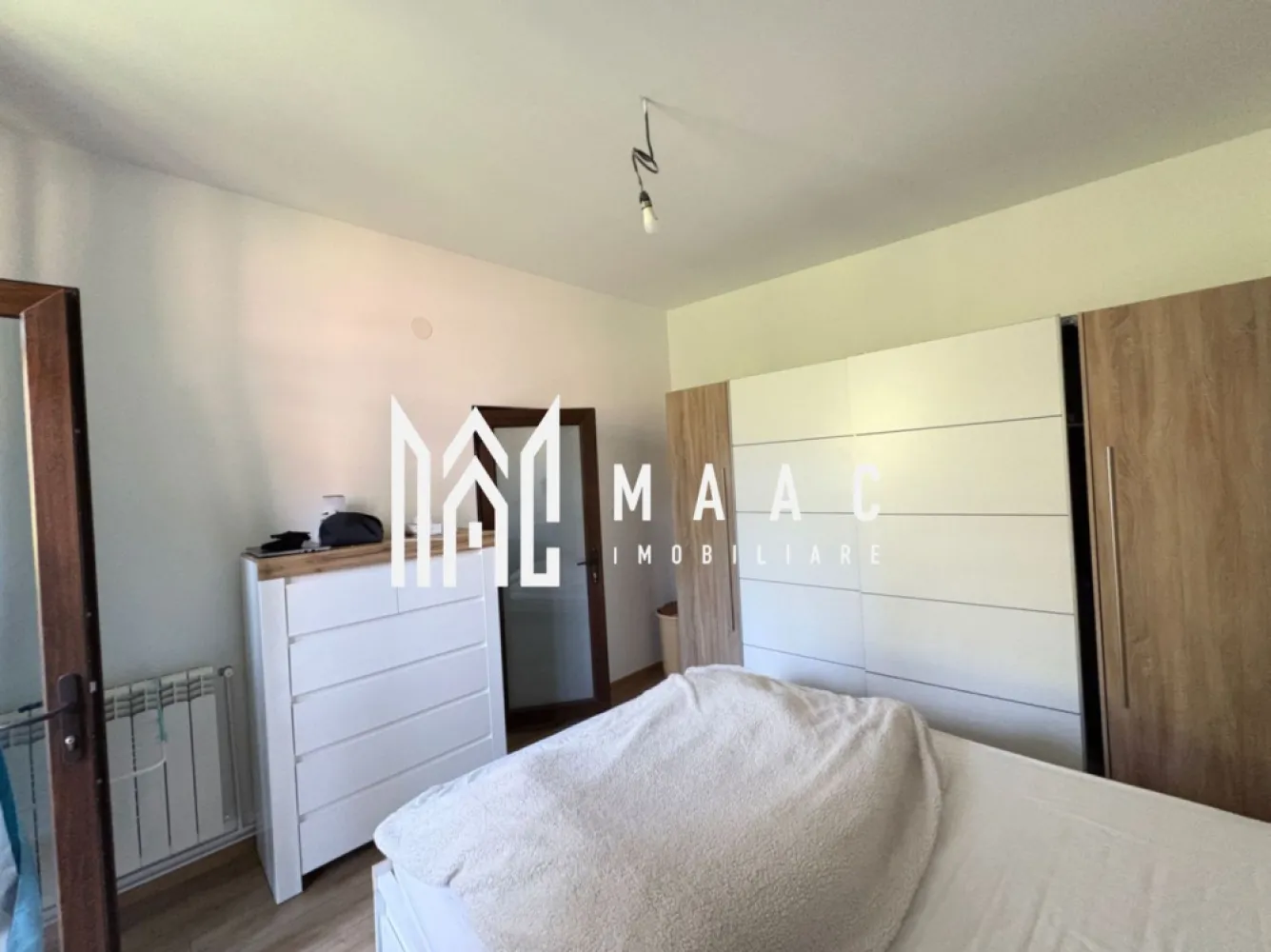 Apartament de vânzare Sibiu | 3 camere | Ultracentral, garaj, 2 pivnițe - Apartament de vânzare în Sibiu, cu 3 camere și 65 mp utili, situat în zona Ultracentrală, la etajul 1 al unei clădiri construite în anul 1920, potrivit pentru cei care caută acces rapid la centrul orașului.

Detalii proprietate:
• Suprafață utilă: 65 mp
• Compartimentare actuală: 3 camere, 2 dormitoare, 2 băi cu geam pentru aerisire naturală
• Dormitor matrimonial cu baie proprie
• Bucătărie separată
• Etaj 1 din 1
• Apartament recent renovat
• Garaj de aproximativ 30 mp, prevăzut cu baie proprie
• 2 pivnițe mari, utile pentru depozitare

Proprietatea este amplasată în zona Ultracentrală a Sibiului, cu acces rapid la punctele de interes ale orașului. Poziționarea centrală și anexele existente completează funcțional spațiul pentru utilizarea de zi cu zi.

Cod anunț CP3177538. Contactați-ne pentru mai multe informații și pentru programarea unei vizionări.