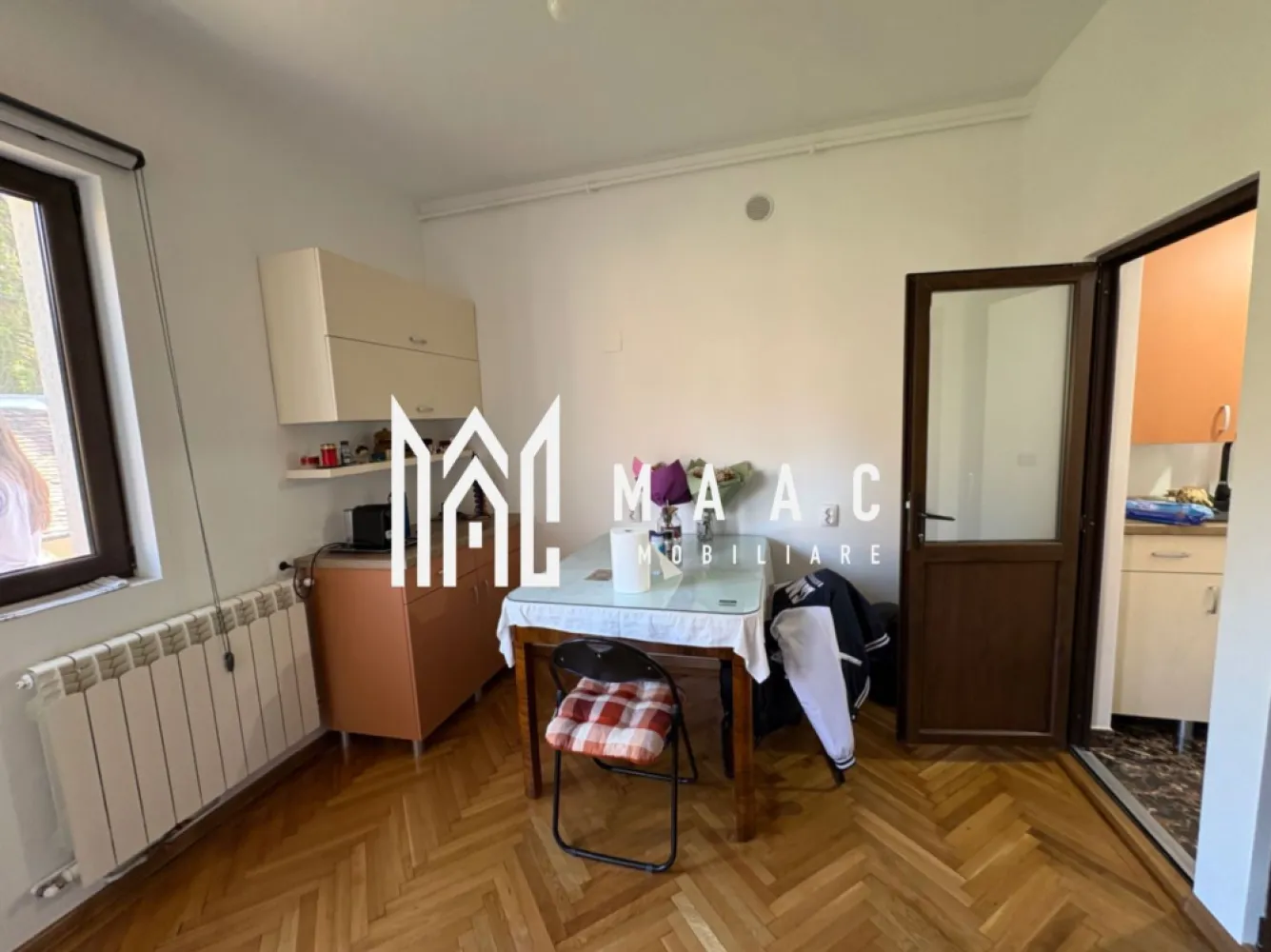 Apartament de vânzare Sibiu | 3 camere | Ultracentral, garaj, 2 pivnițe - Apartament de vânzare în Sibiu, cu 3 camere și 65 mp utili, situat în zona Ultracentrală, la etajul 1 al unei clădiri construite în anul 1920, potrivit pentru cei care caută acces rapid la centrul orașului.

Detalii proprietate:
• Suprafață utilă: 65 mp
• Compartimentare actuală: 3 camere, 2 dormitoare, 2 băi cu geam pentru aerisire naturală
• Dormitor matrimonial cu baie proprie
• Bucătărie separată
• Etaj 1 din 1
• Apartament recent renovat
• Garaj de aproximativ 30 mp, prevăzut cu baie proprie
• 2 pivnițe mari, utile pentru depozitare

Proprietatea este amplasată în zona Ultracentrală a Sibiului, cu acces rapid la punctele de interes ale orașului. Poziționarea centrală și anexele existente completează funcțional spațiul pentru utilizarea de zi cu zi.

Cod anunț CP3177538. Contactați-ne pentru mai multe informații și pentru programarea unei vizionări.