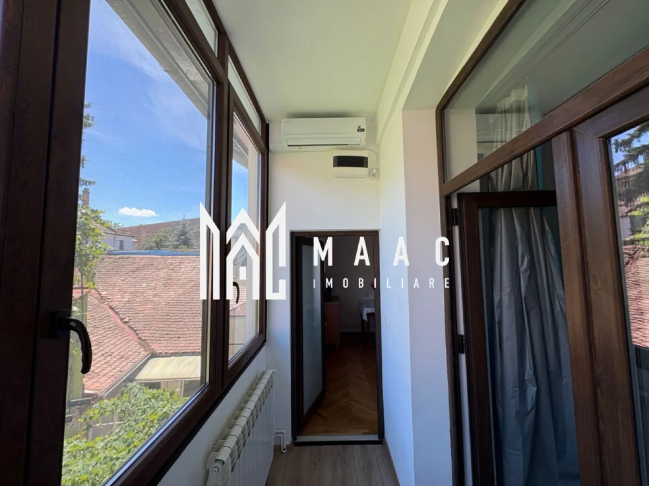 Apartament de vânzare Sibiu | 3 camere | Ultracentral, garaj, 2 pivnițe - Apartament de vânzare în Sibiu, cu 3 camere și 65 mp utili, situat în zona Ultracentrală, la etajul 1 al unei clădiri construite în anul 1920, potrivit pentru cei care caută acces rapid la centrul orașului.

Detalii proprietate:
• Suprafață utilă: 65 mp
• Compartimentare actuală: 3 camere, 2 dormitoare, 2 băi cu geam pentru aerisire naturală
• Dormitor matrimonial cu baie proprie
• Bucătărie separată
• Etaj 1 din 1
• Apartament recent renovat
• Garaj de aproximativ 30 mp, prevăzut cu baie proprie
• 2 pivnițe mari, utile pentru depozitare

Proprietatea este amplasată în zona Ultracentrală a Sibiului, cu acces rapid la punctele de interes ale orașului. Poziționarea centrală și anexele existente completează funcțional spațiul pentru utilizarea de zi cu zi.

Cod anunț CP3177538. Contactați-ne pentru mai multe informații și pentru programarea unei vizionări.