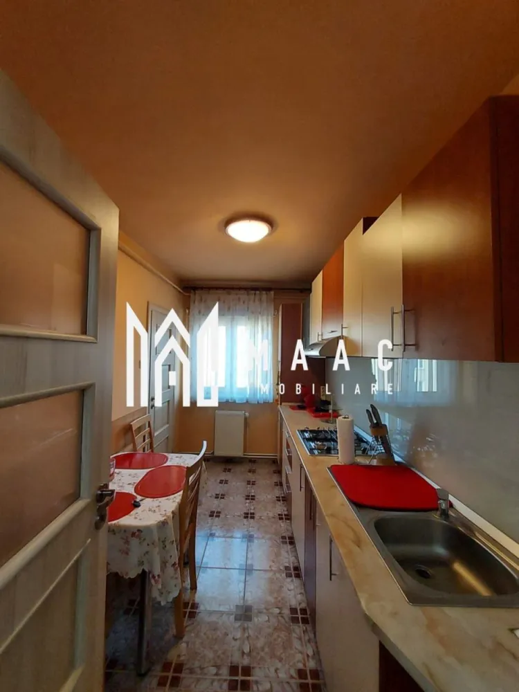 Apartament 2 camere decomandat | Ștrand, Sibiu | 50 mp, etaj 3, balcon - Apartament cu 2 camere decomandat de închiriat în Ștrand, Sibiu, situat la etajul 3 al unui imobil cu 4 niveluri, cu 50 mp utili, balcon și acces rapid către centrul orașului.

Detalii proprietate:
• Suprafață utilă: 50 mp
• Compartimentare: 2 camere, 1 dormitor, bucătărie, hol și baie
• Etaj 3 din 4
• Apartament finisat clasic, în clădire finalizată
• An construcție: 1986
• Orientare est
• 1 balcon
• Instalația electrică este schimbată

Locuința este amplasată în cartierul Ștrand, la câțiva pași de Parcul Ștrand. În proximitate se află magazine, farmacii, Liceul Onisifor Ghibu și Școala Nr. 1, iar poziționarea oferă acces rapid către centrul orașului.

Pentru detalii suplimentare și programarea unei vizionări, contactați echipa MAAC Imobiliare și menționați Cod anunț CP3178260.