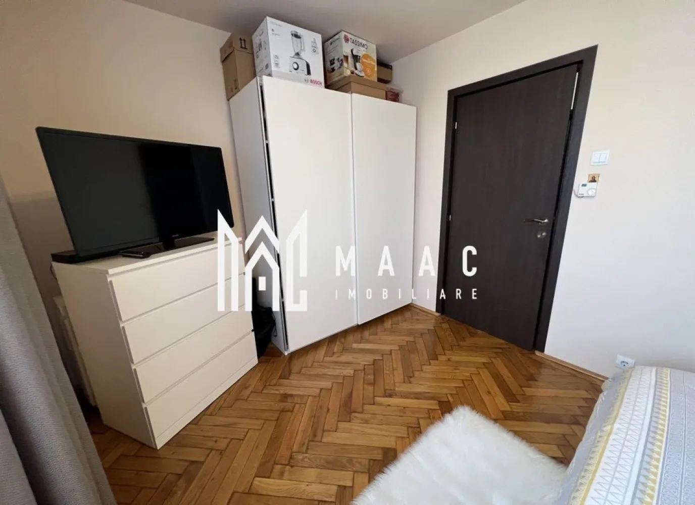 Apartament 2 camere | Balcon | Zona Rahova - MAAC Imobiliare va prezinta un apartament cu 2 camere, suprafata utila de 46 mp, situat la etajul 4 din 4, acoperit cu țiglă, fără mansardă deasupra in zona Rahovei.

Compartimentare și spațiu:
Bucătărie separată
Living 
Dormitor 
Baie cu geam de aerisire
Hol de acces 
Balcon
Dresing spațios, ideal pentru depozitare.

Dotări și finisaje:
Încălzire proprie prin centrală termică și calorifere.
Ușă metalică la intrare.
Apartamentul a fost renovat complet recent.

Opțiuni de vânzare:
Se poate vinde atat nemobilat cat si mobilat in functie de preferintele clientilor.

Localizare și avantaje:
Statii de autobuz în apropiere, facilitând accesul rapid către alte zone ale orașului.
Magazine, farmacii, școli, grădinițe și alte servicii esențiale la câțiva pași distanță.

Pentru mai multe detalii precizati telefonic ca ati vazut anuntul cu ID: CP2928586