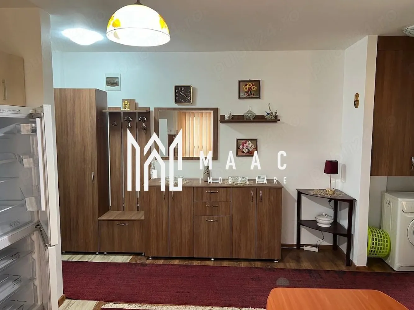Apartament 2 camere | 42 MPU | Balcon | Doamna Stanca - MAAC Imobiliare vă propune spre închiriere un apartament cu 2 camere, situat în zona Doamna Stanca din Sibiu, într-o locație cu acces facil către magazine, mijloace de transport și principalele puncte de interes ale orașului.

Proprietatea se închiriază complet mobilată și utilată, fiind pregătită pentru mutare imediată.

Detalii proprietate:
Suprafață utilă: 42 mp
Nivel: Parter
Balcon generos
Loc de parcare privat

Compartimentare:
2 camere
1 dormitor
1 bucătărie
1 baie

Dotări și beneficii:
Complet mobilat și utilat
Mașină de spălat rufe
Balcon spațios
Loc de parcare privat inclus
Spațiu suplimentar de depozitare (cămară)

Condiții de închiriere:
Chirie: 300 euro/lună (echivalent în lei)
Garanție: echivalentul unei chirii lunare
Nu se acceptă animale de companie
Nu se acceptă fumători

Pentru mai multe detalii sau pentru a programa o vizionare, vă rugăm să ne contactați și să specificați ID: CP3122403.