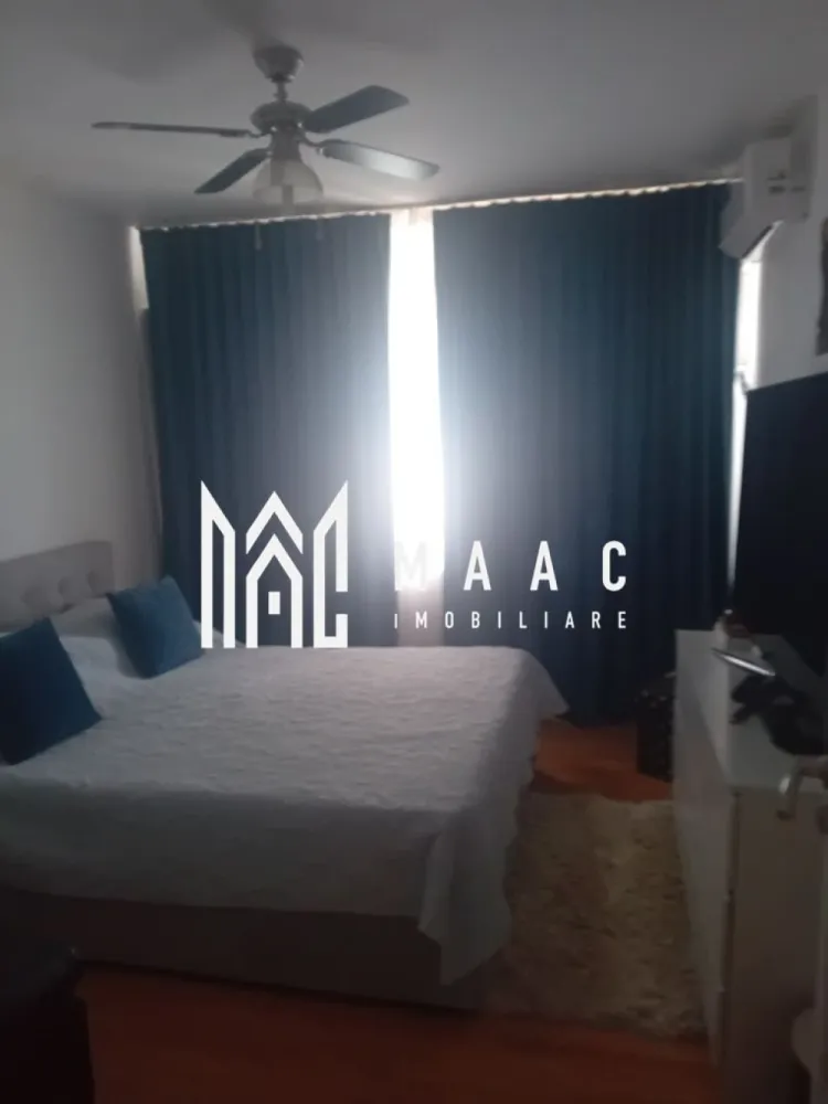 Apartament 2 camere | Balcon | 56 MPU | Mobilat | V. Aaron - MAAC Imobiliare vă propune spre vânzare un apartament cu 2 camere situat în cartierul Vasile Aaron, amplasat la etajul 10 din 10 al unui imobil dotat cu lift nou, într-o zonă cu acces facil către magazine, transport public și alte puncte de interes.

Locuința are o suprafață utilă de 56 mp. 
Apartamentul beneficiază de balcon închis cu termopan și de baie cu geam.

Compartimentare:
-living
-dormitor
-bucătărie
-baie cu geam
-hol
-balcon închis cu termopan

Apartamentul dispune de pivniță la subsol cu o suprafață de aproximativ 16 mp, oferind spațiu suplimentar pentru depozitare.

Apartamentul este dotat cu instalație de aer condiționat și se predă mobilat și utilat, fiind pregătit pentru mutare imediată.

Pentru mai multe detalii și programarea unei vizionări, vă rugăm să contactați echipa MAAC Imobiliare și să menționați ID-ul proprietății: CP3154612