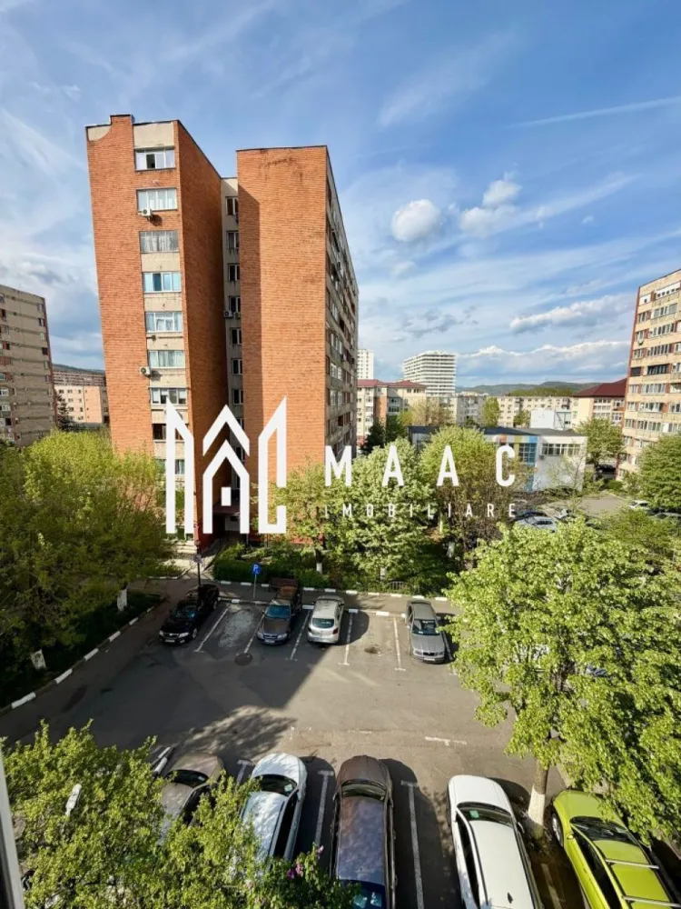 Apartament 2 camere | Ostroveni | 40 mp | - MAAC Imobiliare vă propune spre vânzare un apartament situat în cartierul Ostroveni, într-o locație excelentă, vizavi de Școala Gimnazială Nr. 10. Amplasarea oferă acces rapid către instituții de învățământ, magazine, mijloace de transport și alte facilități urbane, fiind o alegere potrivită atât pentru locuit, cât și pentru investiție.
Caracteristici:
Apartament situat în zona Ostroveni
Poziționat vizavi de Școala Gimnazială Nr. 10
Etaj 4
Zonă liniștită și bine dezvoltată
Ideal pentru familie sau investiție
Compartimentare:
Living
Dormitor
Bucătărie
Baie
Hol
Dotări:
Compartimentare practică
Spații luminoase
Avantaje:
Poziționare excelentă în apropierea Școlii Gimnaziale Nr. 10
Acces rapid către grădinițe, magazine și farmacii
Stații de transport public în imediata apropiere
Zonă apreciată pentru confort și accesibilitate
Potrivit atât pentru locuință proprie, cât și pentru investiție
Această proprietate reprezintă o oportunitate excelentă pentru cei care își doresc un apartament într-una dintre cele mai căutate zone ale cartierului Ostroveni.
Pentru mai multe informații și programarea unei vizionări, echipa MAAC Imobiliare vă stă la dispoziție. ID 3168630