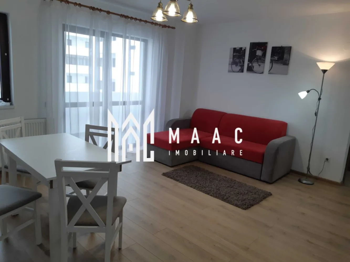 Apartament 2 camere decomandat | Hipodrom 3, Sibiu | 50 mp, balcon, parcare - Apartament de închiriat cu 2 camere, decomandat, în Hipodrom 3, pe strada Doamna Stanca, la 420 EUR/lună. Are 50 mp utili și balcon de 10 mp, fiind o opțiune bună pentru cei care caută un apartament complet echipat, aproape de punctele de interes din zonă.

Detalii proprietate:
• 50 mp utili și 60 mp construiți
• 2 camere, compartimentare decomandată, 1 dormitor, 1 baie, 1 bucătărie
• balcon 10 mp
• etaj 5
• bloc finalizat în 2019, structură din cărămidă
• complet mobilat și utilat, inclusiv mașină de spălat vase și televizor LED
• loc de parcare inclus în fața blocului

Zonă și acces:
Apartamentul este poziționat lângă Kaufland Șelimbăr, la circa 200 m de Sibiu Shopping City, McDonald's, KFC și stații de autobuz. Centrul Istoric al Sibiului este la aproximativ 10 minute cu mașina.

Pentru detalii și vizionare, contactați-ne și menționați codul CP3169652.