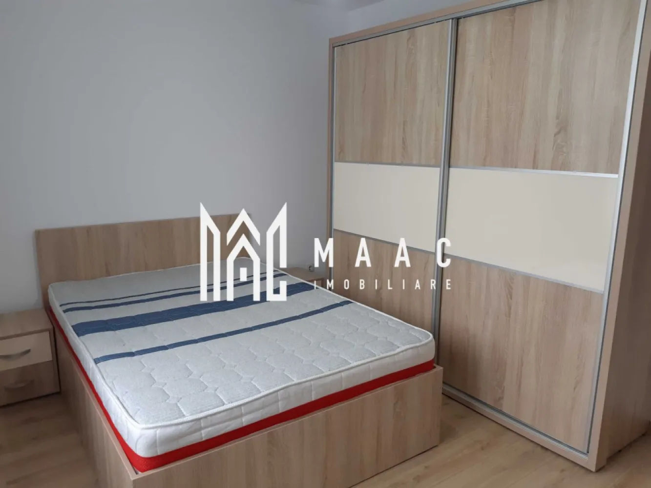 Apartament 2 camere decomandat | Hipodrom 3, Sibiu | 50 mp, balcon, parcare - Apartament de închiriat cu 2 camere, decomandat, în Hipodrom 3, pe strada Doamna Stanca, la 420 EUR/lună. Are 50 mp utili și balcon de 10 mp, fiind o opțiune bună pentru cei care caută un apartament complet echipat, aproape de punctele de interes din zonă.

Detalii proprietate:
• 50 mp utili și 60 mp construiți
• 2 camere, compartimentare decomandată, 1 dormitor, 1 baie, 1 bucătărie
• balcon 10 mp
• etaj 5
• bloc finalizat în 2019, structură din cărămidă
• complet mobilat și utilat, inclusiv mașină de spălat vase și televizor LED
• loc de parcare inclus în fața blocului

Zonă și acces:
Apartamentul este poziționat lângă Kaufland Șelimbăr, la circa 200 m de Sibiu Shopping City, McDonald's, KFC și stații de autobuz. Centrul Istoric al Sibiului este la aproximativ 10 minute cu mașina.

Pentru detalii și vizionare, contactați-ne și menționați codul CP3169652.