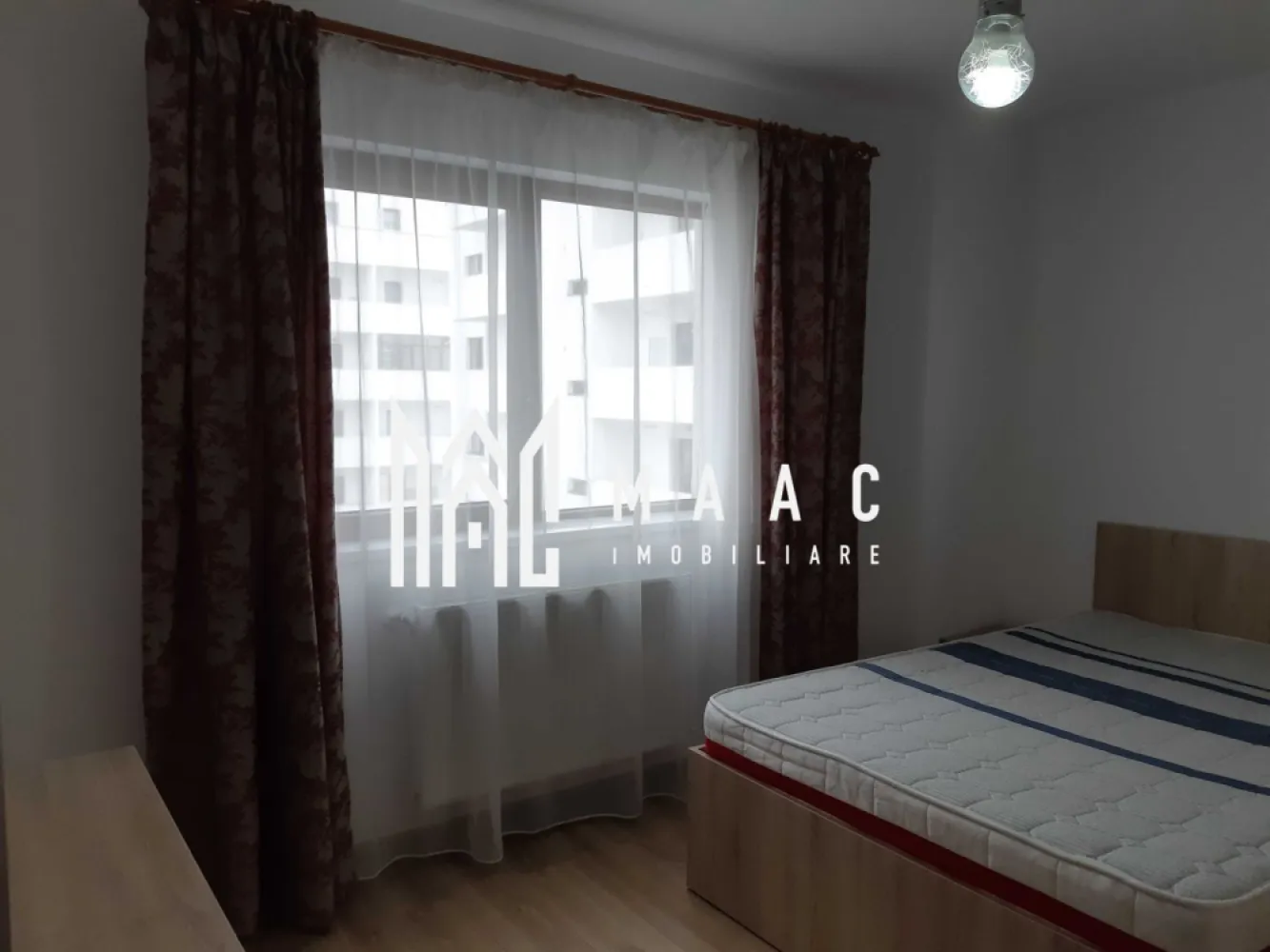 Apartament 2 camere decomandat | Hipodrom 3, Sibiu | 50 mp, balcon, parcare - Apartament de închiriat cu 2 camere, decomandat, în Hipodrom 3, pe strada Doamna Stanca, la 420 EUR/lună. Are 50 mp utili și balcon de 10 mp, fiind o opțiune bună pentru cei care caută un apartament complet echipat, aproape de punctele de interes din zonă.

Detalii proprietate:
• 50 mp utili și 60 mp construiți
• 2 camere, compartimentare decomandată, 1 dormitor, 1 baie, 1 bucătărie
• balcon 10 mp
• etaj 5
• bloc finalizat în 2019, structură din cărămidă
• complet mobilat și utilat, inclusiv mașină de spălat vase și televizor LED
• loc de parcare inclus în fața blocului

Zonă și acces:
Apartamentul este poziționat lângă Kaufland Șelimbăr, la circa 200 m de Sibiu Shopping City, McDonald's, KFC și stații de autobuz. Centrul Istoric al Sibiului este la aproximativ 10 minute cu mașina.

Pentru detalii și vizionare, contactați-ne și menționați codul CP3169652.