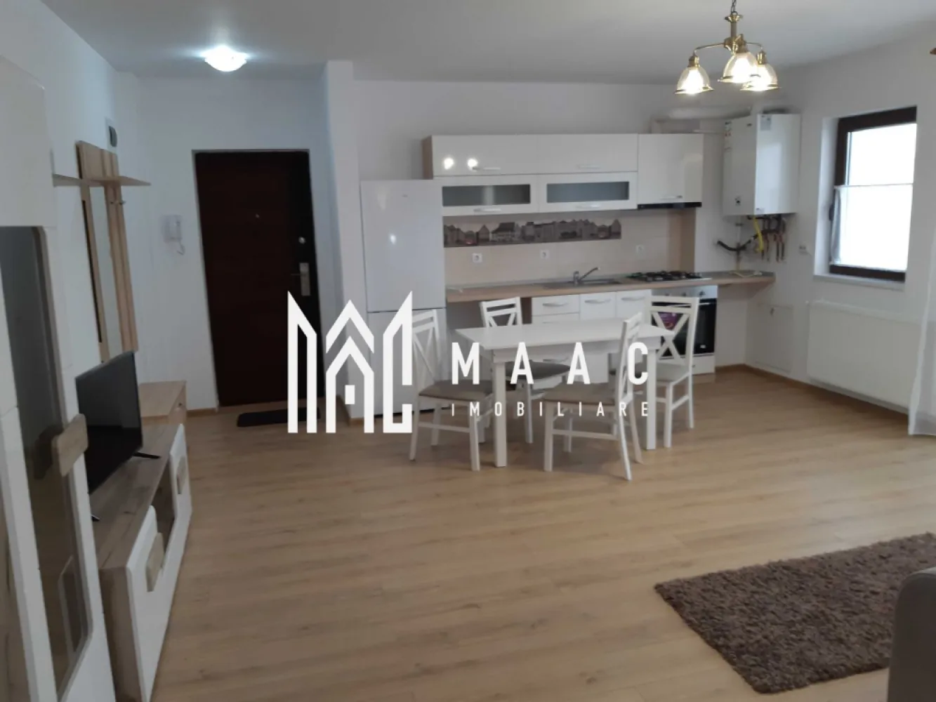 Apartament 2 camere decomandat | Hipodrom 3, Sibiu | 50 mp, balcon, parcare - Apartament de închiriat cu 2 camere, decomandat, în Hipodrom 3, pe strada Doamna Stanca, la 420 EUR/lună. Are 50 mp utili și balcon de 10 mp, fiind o opțiune bună pentru cei care caută un apartament complet echipat, aproape de punctele de interes din zonă.

Detalii proprietate:
• 50 mp utili și 60 mp construiți
• 2 camere, compartimentare decomandată, 1 dormitor, 1 baie, 1 bucătărie
• balcon 10 mp
• etaj 5
• bloc finalizat în 2019, structură din cărămidă
• complet mobilat și utilat, inclusiv mașină de spălat vase și televizor LED
• loc de parcare inclus în fața blocului

Zonă și acces:
Apartamentul este poziționat lângă Kaufland Șelimbăr, la circa 200 m de Sibiu Shopping City, McDonald's, KFC și stații de autobuz. Centrul Istoric al Sibiului este la aproximativ 10 minute cu mașina.

Pentru detalii și vizionare, contactați-ne și menționați codul CP3169652.