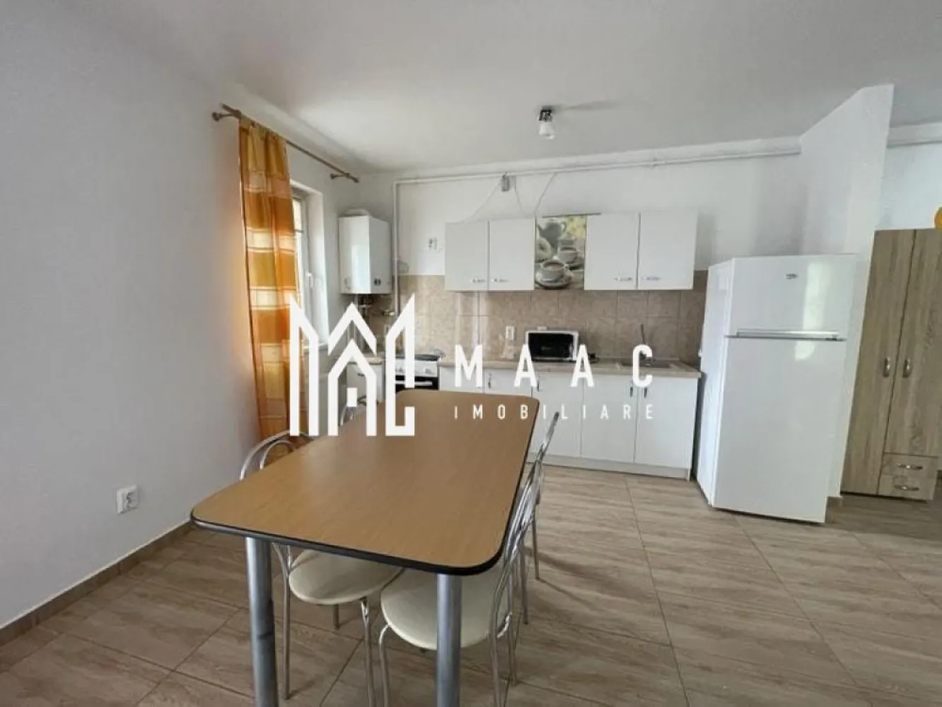 Apartament 2 camere | Sibiu Central | 48 mp, balcon 8 mp - Apartament de 2 camere de închiriat în zona Central, Sibiu, la City Residence, cu 48 mp utili, balcon de 8 mp și loc de parcare.

Detalii proprietate:
• 2 camere, 1 dormitor, 1 baie, 1 bucătărie
• 48 mp utili
• balcon generos de 8 mp
• loc de parcare
• construcție 2015
• living cu bucătărie open space

Amplasarea în City Residence oferă acces rapid către centrul Sibiului, gară și principalele puncte de interes, conform descrierii existente.

Pentru detalii și programarea unei vizionări, contactați-ne. Cod anunț CP3170982.