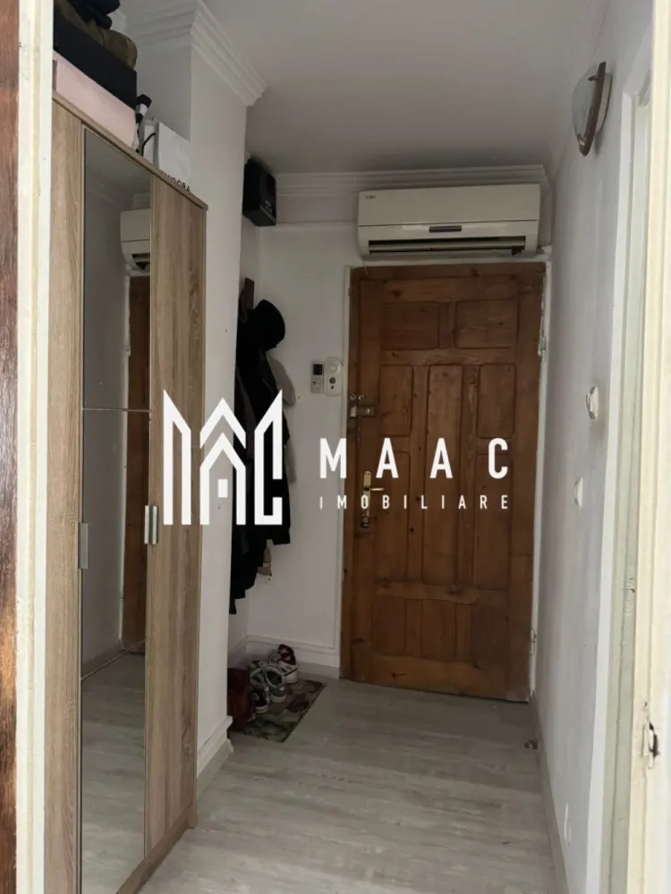 Garsoniera | Traian | 28 mpu | - MAAC Imobiliare vă propune spre vânzare o garsonieră confort 1, luminoasă și bine întreținută, situată în zona Traian, pe strada Matei Basarab, într-un cartier liniștit și apreciat pentru accesibilitate și apropierea de toate facilitățile necesare unui stil de viață confortabil.
Caracteristici:
Garsonieră confort 1
Suprafață utilă: 28 mp
Etaj 4
Situată pe strada Matei Basarab
Zonă liniștită și bine cotată
Se vinde complet mobilată și utilată
Ideală atât pentru locuit, cât și pentru investiție
Compartimentare:
Cameră principală luminoasă
Bucătărie
Baie
Hol
Dotări:
Mobilier complet
Electrocasnice incluse
Finisaje funcționale și bine întreținute
Pregătită pentru mutare imediată
Avantaje:
Amplasare excelentă într-o zonă frumoasă și liniștită
În apropierea centrelor comerciale, școlilor și grădinițelor
Costuri reduse de întreținere
Locuință ideală pentru o persoană singură, un cuplu sau pentru închiriere
Disponibilă imediat, fără investiții suplimentare necesare
Datorită poziționării avantajoase și faptului că se vinde complet mobilată și utilată, această proprietate reprezintă o oportunitate excelentă pentru cei care își doresc o locuință practică sau o investiție sigură în municipiul Râmnicu Vâlcea.
Pentru informații suplimentare și programarea unei vizionări, echipa MAAC Imobiliare vă stă la dispoziție. ID
3171831
