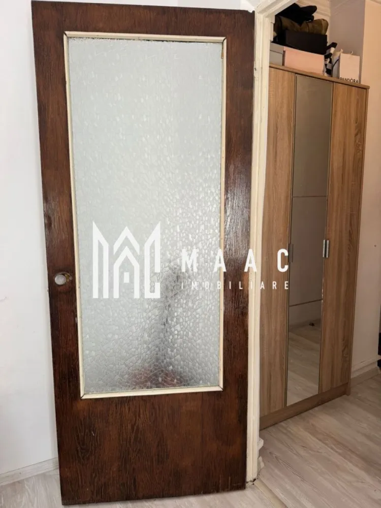 Garsoniera | Traian | 28 mpu | - MAAC Imobiliare vă propune spre vânzare o garsonieră confort 1, luminoasă și bine întreținută, situată în zona Traian, pe strada Matei Basarab, într-un cartier liniștit și apreciat pentru accesibilitate și apropierea de toate facilitățile necesare unui stil de viață confortabil.
Caracteristici:
Garsonieră confort 1
Suprafață utilă: 28 mp
Etaj 4
Situată pe strada Matei Basarab
Zonă liniștită și bine cotată
Se vinde complet mobilată și utilată
Ideală atât pentru locuit, cât și pentru investiție
Compartimentare:
Cameră principală luminoasă
Bucătărie
Baie
Hol
Dotări:
Mobilier complet
Electrocasnice incluse
Finisaje funcționale și bine întreținute
Pregătită pentru mutare imediată
Avantaje:
Amplasare excelentă într-o zonă frumoasă și liniștită
În apropierea centrelor comerciale, școlilor și grădinițelor
Costuri reduse de întreținere
Locuință ideală pentru o persoană singură, un cuplu sau pentru închiriere
Disponibilă imediat, fără investiții suplimentare necesare
Datorită poziționării avantajoase și faptului că se vinde complet mobilată și utilată, această proprietate reprezintă o oportunitate excelentă pentru cei care își doresc o locuință practică sau o investiție sigură în municipiul Râmnicu Vâlcea.
Pentru informații suplimentare și programarea unei vizionări, echipa MAAC Imobiliare vă stă la dispoziție. ID
3171831