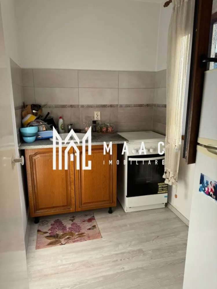 Garsoniera | Traian | 28 mpu | - MAAC Imobiliare vă propune spre vânzare o garsonieră confort 1, luminoasă și bine întreținută, situată în zona Traian, pe strada Matei Basarab, într-un cartier liniștit și apreciat pentru accesibilitate și apropierea de toate facilitățile necesare unui stil de viață confortabil.
Caracteristici:
Garsonieră confort 1
Suprafață utilă: 28 mp
Etaj 4
Situată pe strada Matei Basarab
Zonă liniștită și bine cotată
Se vinde complet mobilată și utilată
Ideală atât pentru locuit, cât și pentru investiție
Compartimentare:
Cameră principală luminoasă
Bucătărie
Baie
Hol
Dotări:
Mobilier complet
Electrocasnice incluse
Finisaje funcționale și bine întreținute
Pregătită pentru mutare imediată
Avantaje:
Amplasare excelentă într-o zonă frumoasă și liniștită
În apropierea centrelor comerciale, școlilor și grădinițelor
Costuri reduse de întreținere
Locuință ideală pentru o persoană singură, un cuplu sau pentru închiriere
Disponibilă imediat, fără investiții suplimentare necesare
Datorită poziționării avantajoase și faptului că se vinde complet mobilată și utilată, această proprietate reprezintă o oportunitate excelentă pentru cei care își doresc o locuință practică sau o investiție sigură în municipiul Râmnicu Vâlcea.
Pentru informații suplimentare și programarea unei vizionări, echipa MAAC Imobiliare vă stă la dispoziție. ID
3171831