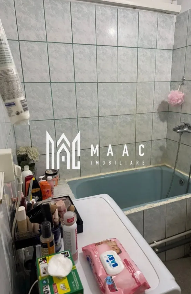 Garsoniera | Traian | 28 mpu | - MAAC Imobiliare vă propune spre vânzare o garsonieră confort 1, luminoasă și bine întreținută, situată în zona Traian, pe strada Matei Basarab, într-un cartier liniștit și apreciat pentru accesibilitate și apropierea de toate facilitățile necesare unui stil de viață confortabil.
Caracteristici:
Garsonieră confort 1
Suprafață utilă: 28 mp
Etaj 4
Situată pe strada Matei Basarab
Zonă liniștită și bine cotată
Se vinde complet mobilată și utilată
Ideală atât pentru locuit, cât și pentru investiție
Compartimentare:
Cameră principală luminoasă
Bucătărie
Baie
Hol
Dotări:
Mobilier complet
Electrocasnice incluse
Finisaje funcționale și bine întreținute
Pregătită pentru mutare imediată
Avantaje:
Amplasare excelentă într-o zonă frumoasă și liniștită
În apropierea centrelor comerciale, școlilor și grădinițelor
Costuri reduse de întreținere
Locuință ideală pentru o persoană singură, un cuplu sau pentru închiriere
Disponibilă imediat, fără investiții suplimentare necesare
Datorită poziționării avantajoase și faptului că se vinde complet mobilată și utilată, această proprietate reprezintă o oportunitate excelentă pentru cei care își doresc o locuință practică sau o investiție sigură în municipiul Râmnicu Vâlcea.
Pentru informații suplimentare și programarea unei vizionări, echipa MAAC Imobiliare vă stă la dispoziție. ID
3171831