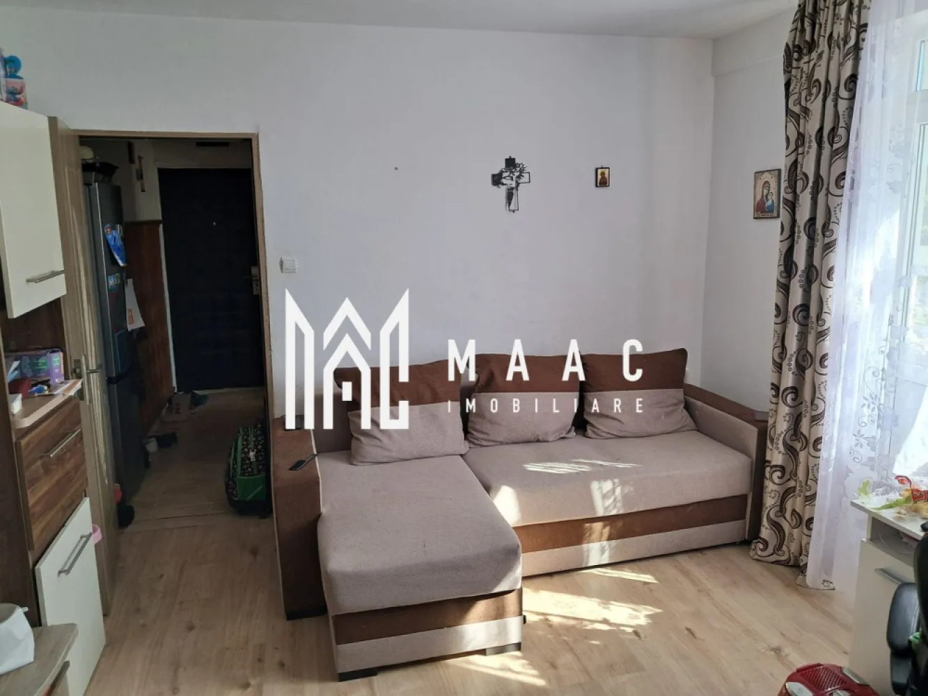 Apartament 2 camere | Balcon inchis | Investitie | Cedonia - MAAC Imobiliare va oferă spre vânzare apartament cu 2 camere, situat la etajul 4 din 4 al unui imobil amplasat în zona Cedonia.

Locuința este complet mobilată și utilată, fiind disponibilă imediat și ideală atât pentru locuire proprie, cât și pentru investiție.

Caracteristici:
2 camere
Etaj 4 din 4
Centrală termică proprie
Geamuri termopan
Balon închis cu termopan
Gresie, faianță și parchet
Complet mobilat și utilat
Apartament liber, disponibil imediat

Avantaje:
Zonă foarte bine conectată
Aproape de magazine, școli, transport public și alte facilități
Ideal pentru investiție sau locuință proprie
Costuri eficiente de întreținere
Mutare rapidă, fără investiții suplimentare

Pentru mai multe detalii și programarea unei vizionări, vă rugăm să contactați echipa MAAC Imobiliare și să menționați ID-ul proprietății: CP3171852