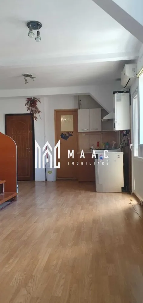 Apartament 3 camere | 58 MPU | Balcon | Iorga - MAAC Imobiliare vă propune spre vânzare un apartament tip mansardă cu 3 camere, dispus pe două niveluri, situat in zona Nicolae Iorga.

Caracteristici :
Suprafață utilă: 58 mp
Balcon: 6 mp
Apartament tip mansardă dispus pe 2 niveluri
Imobil construit în anul 2008
Apartament intabulat
Eligibil pentru credit bancar
Posibilitate de compartimentare a livingului pentru amenajarea unui al treilea dormitor separat
Se vinde mobilat.

Compartimentare:
Nivel 1:
Living cu nișă de bucătărie
Posibilitate de separare a livingului pentru amenajarea unui dormitor
Baie cu cadă și geam pentru aerisire naturală
Balcon

Nivel 2:
2 dormitoare
Hol
Acces prin scară interioară metalică cu trepte din lemn masiv

Dotări și finisaje:
Centrală termică nouă
Aer condiționat
Mașină de spălat rufe
Uscător de rufe
Mașină de spălat vase
Frigider
Mobilier și electrocasnice incluse conform prezentării

Localizare:
În vecinătate se regăsesc școli, grădinițe, magazine, farmacii, stații de transport în comun, centre comerciale și toate facilitățile necesare unui stil de viață confortabil.

Pentru mai multe detalii și programarea unei vizionări, vă rugăm să contactați echipa MAAC Imobiliare și să menționați ID-ul proprietății: CP3171984
