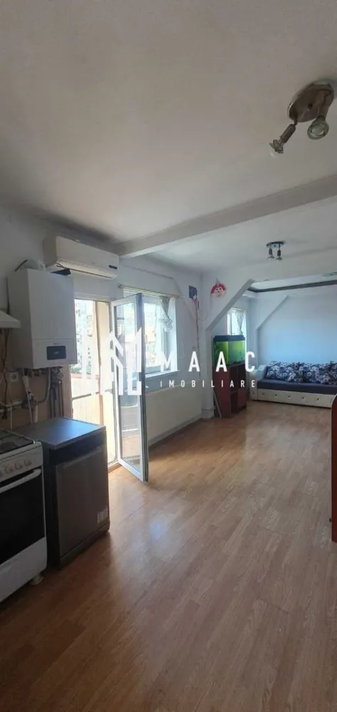 Apartament 3 camere | 58 MPU | Balcon | Iorga - MAAC Imobiliare vă propune spre vânzare un apartament tip mansardă cu 3 camere, dispus pe două niveluri, situat in zona Nicolae Iorga.

Caracteristici :
Suprafață utilă: 58 mp
Balcon: 6 mp
Apartament tip mansardă dispus pe 2 niveluri
Imobil construit în anul 2008
Apartament intabulat
Eligibil pentru credit bancar
Posibilitate de compartimentare a livingului pentru amenajarea unui al treilea dormitor separat
Se vinde mobilat.

Compartimentare:
Nivel 1:
Living cu nișă de bucătărie
Posibilitate de separare a livingului pentru amenajarea unui dormitor
Baie cu cadă și geam pentru aerisire naturală
Balcon

Nivel 2:
2 dormitoare
Hol
Acces prin scară interioară metalică cu trepte din lemn masiv

Dotări și finisaje:
Centrală termică nouă
Aer condiționat
Mașină de spălat rufe
Uscător de rufe
Mașină de spălat vase
Frigider
Mobilier și electrocasnice incluse conform prezentării

Localizare:
În vecinătate se regăsesc școli, grădinițe, magazine, farmacii, stații de transport în comun, centre comerciale și toate facilitățile necesare unui stil de viață confortabil.

Pentru mai multe detalii și programarea unei vizionări, vă rugăm să contactați echipa MAAC Imobiliare și să menționați ID-ul proprietății: CP3171984