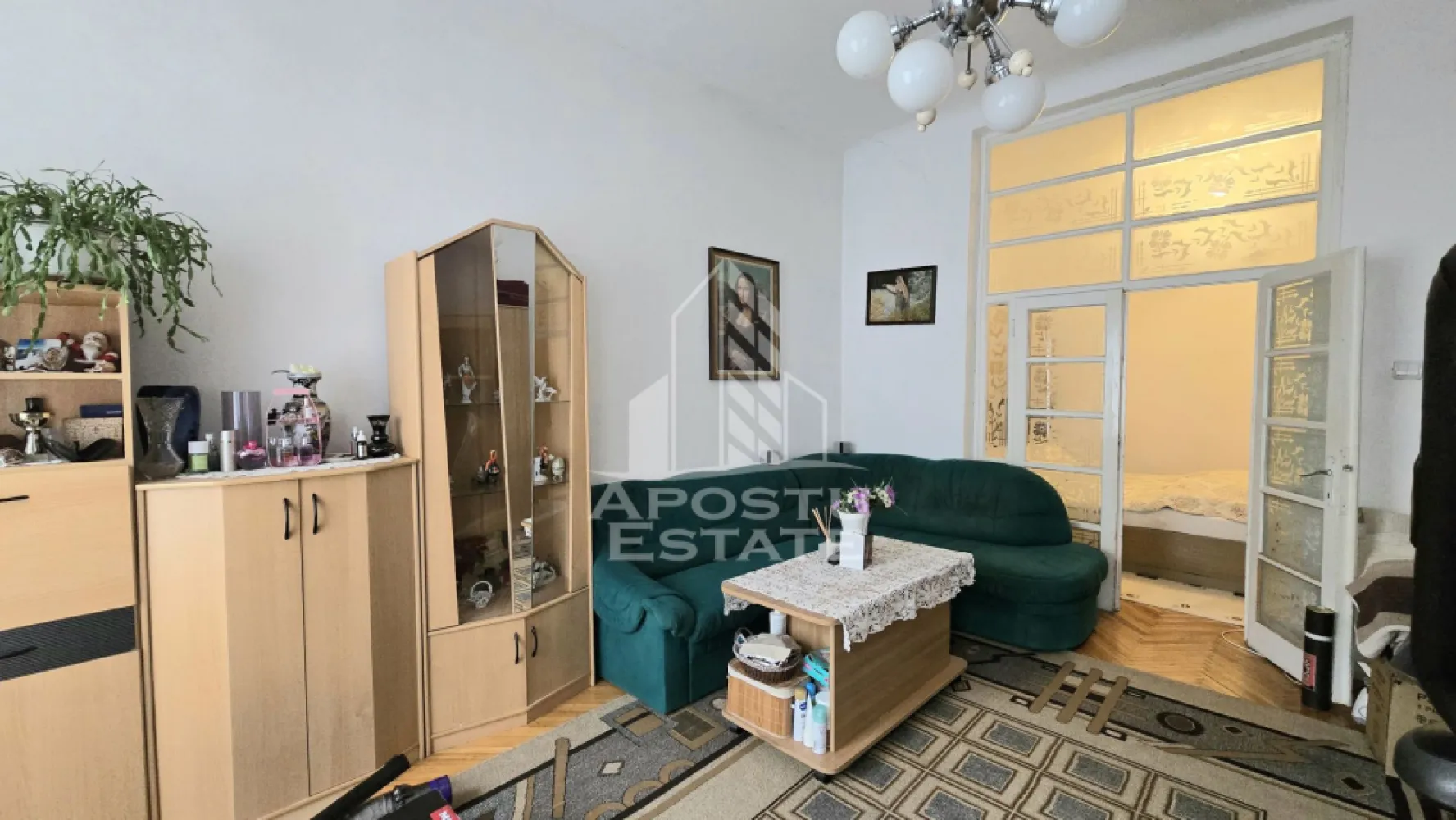 Casa de vanzare, 7 camere si 4 bai, comision 0, zona Odobescu - Apostu Estate ofera spre vanzare, în exclusivitate cu comision 0%, o casa impunatoare cu 7 camere si 4 bai, situata pe un teren de 520 mp, in zona Odobescu, Timișoara, Timis. Proprietatea se afla la doar cateva minute de statii de autobuz, market-uri, parc si la 15 minute de mers pe jos fata de centrul vechi al orasului.

Casa, construita integral din caramida, este foarte bine intretinuta, cu acoperis din tigla si pod mansardabil datorita placii de beton existente. Este racordata la toate utilitatile: curent electric, gaz, apa si canalizare, si beneficiaza de strada asfaltata pentru acces facil.

Suprafata utila a locuintei este de aproximativ 150 mp si este compartimentata eficient in doua corpuri:

Corp 1: hol de acces, living spatios, baie de serviciu, bucatarie mare cu loc de luat masa si debara, camera tehnica cu acces in pod, hol intermediar, baie mare cu cada si geam pentru aerisire, birou, dormitor si un al doilea living generos.

Corp 2: parter cu dormitor si baie proprie, etaj cu dormitor spatios si baie proprie. Subsolul include un beci generos, ideal pentru depozitare.

Gradina ofera spatiu pentru relaxare si socializare, completata de un foisor, iar proprietatea beneficiaza si de acces din spate.

Confortul termic este asigurat de centrala proprie pe gaz, iar compartimentarea inteligenta permite multiple configuratii pentru locuit sau birou.

Aceasta casa reprezinta alegerea ideala pentru o familie care isi doreste confort, spatiu generos, liniste si acces rapid catre centrul orasului, intr-o zona bine conectata si asfaltata.

Agentia imobiliara Apostu Estate va ofera consultanta bancara gratuita prin intermediul colaboratorilor nostri pentru alegerea celui mai potrivit tip de credit, astfel incat tu sa devi noul proprietar al acestui apartament.