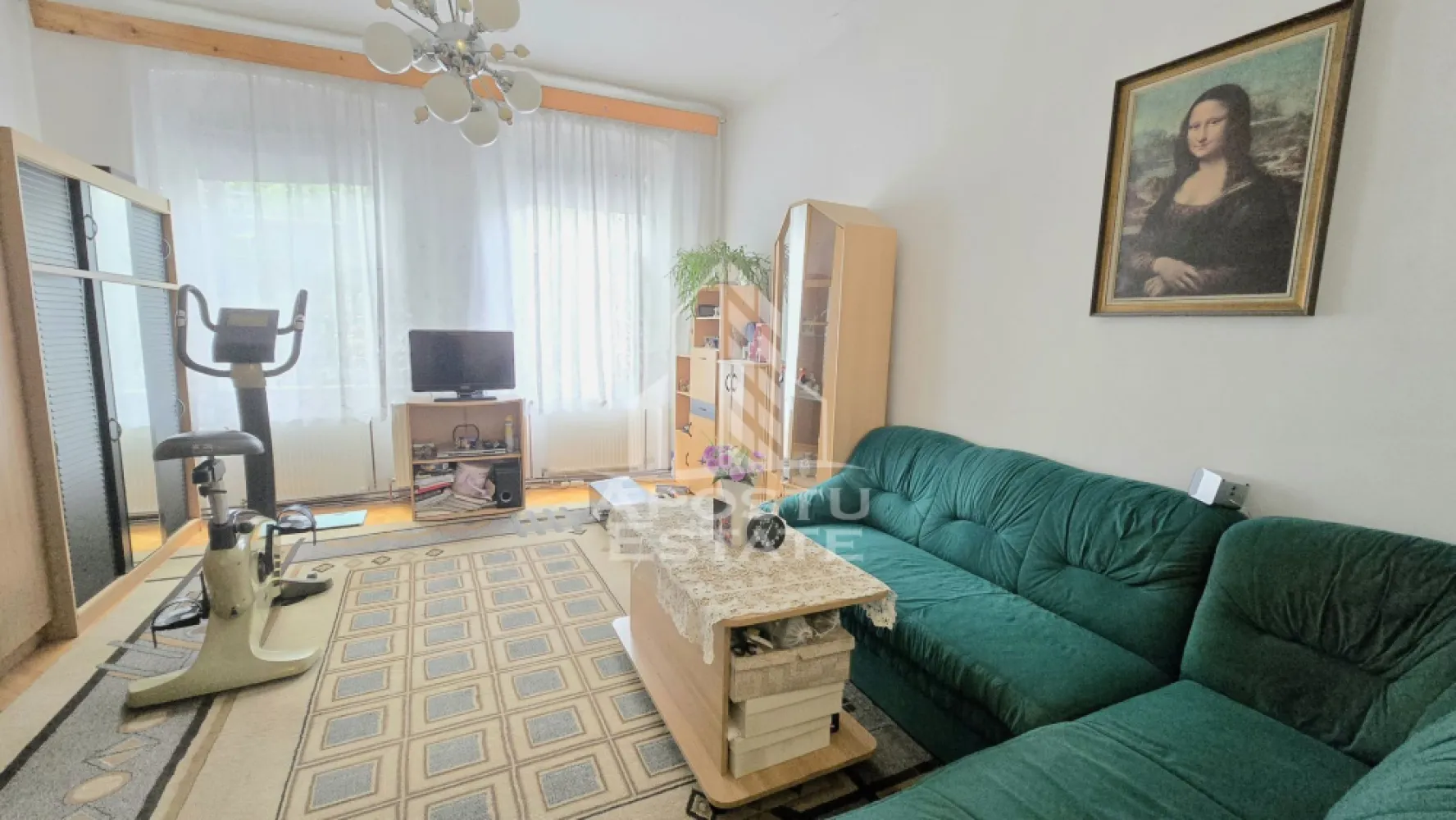 Casa de vanzare, 7 camere si 4 bai, comision 0, zona Odobescu - Apostu Estate ofera spre vanzare, în exclusivitate cu comision 0%, o casa impunatoare cu 7 camere si 4 bai, situata pe un teren de 520 mp, in zona Odobescu, Timișoara, Timis. Proprietatea se afla la doar cateva minute de statii de autobuz, market-uri, parc si la 15 minute de mers pe jos fata de centrul vechi al orasului.

Casa, construita integral din caramida, este foarte bine intretinuta, cu acoperis din tigla si pod mansardabil datorita placii de beton existente. Este racordata la toate utilitatile: curent electric, gaz, apa si canalizare, si beneficiaza de strada asfaltata pentru acces facil.

Suprafata utila a locuintei este de aproximativ 150 mp si este compartimentata eficient in doua corpuri:

Corp 1: hol de acces, living spatios, baie de serviciu, bucatarie mare cu loc de luat masa si debara, camera tehnica cu acces in pod, hol intermediar, baie mare cu cada si geam pentru aerisire, birou, dormitor si un al doilea living generos.

Corp 2: parter cu dormitor si baie proprie, etaj cu dormitor spatios si baie proprie. Subsolul include un beci generos, ideal pentru depozitare.

Gradina ofera spatiu pentru relaxare si socializare, completata de un foisor, iar proprietatea beneficiaza si de acces din spate.

Confortul termic este asigurat de centrala proprie pe gaz, iar compartimentarea inteligenta permite multiple configuratii pentru locuit sau birou.

Aceasta casa reprezinta alegerea ideala pentru o familie care isi doreste confort, spatiu generos, liniste si acces rapid catre centrul orasului, intr-o zona bine conectata si asfaltata.

Agentia imobiliara Apostu Estate va ofera consultanta bancara gratuita prin intermediul colaboratorilor nostri pentru alegerea celui mai potrivit tip de credit, astfel incat tu sa devi noul proprietar al acestui apartament.
