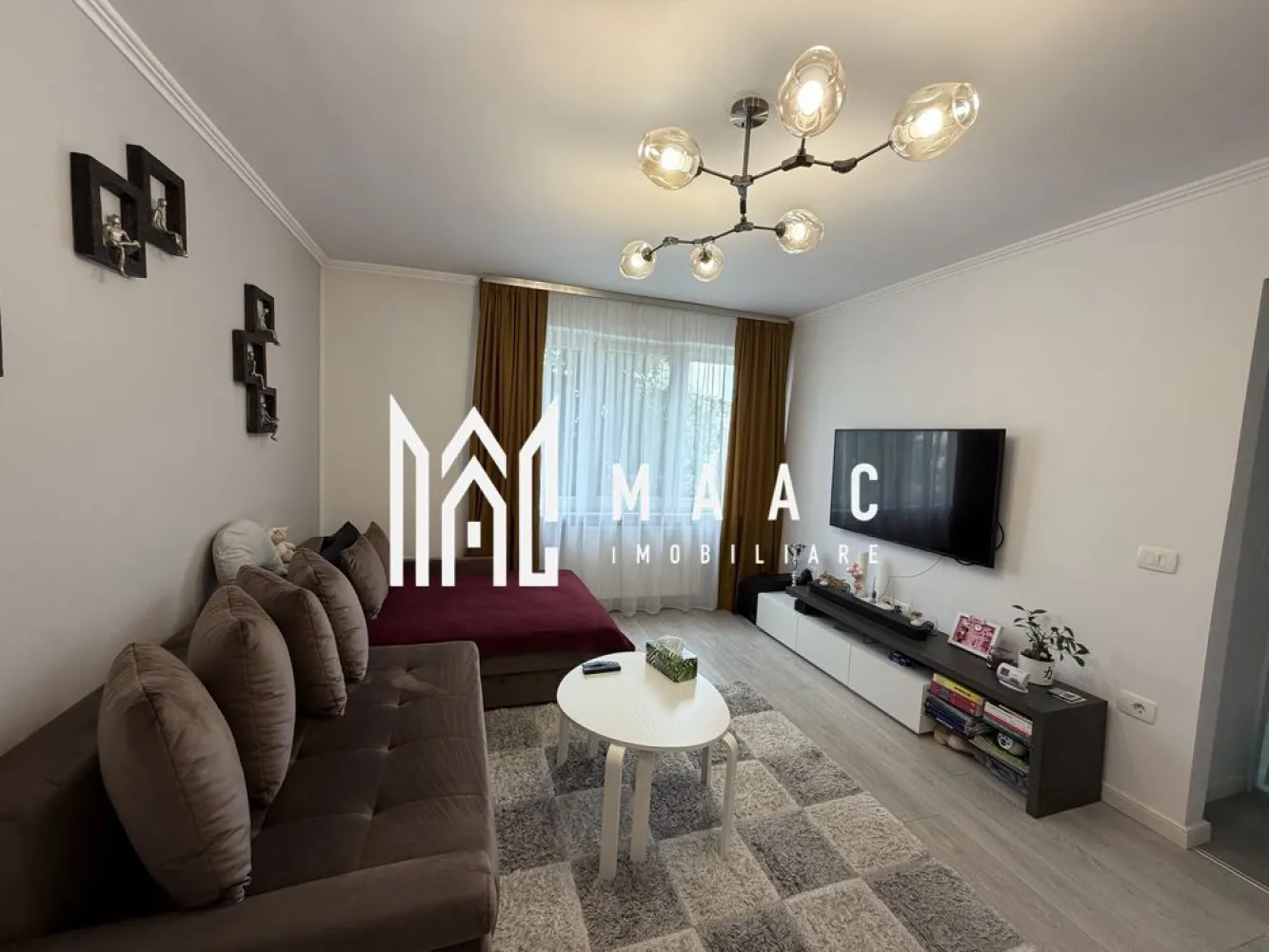 Apartament 2 camere | Etaj 2 | Renovat | 49 MPU | Terezian - MAAC Imobiliare vă propune spre vânzare un apartament cu 2 camere decomandate, situat în cartierul Terezian, cu o suprafață utilă de 49,2 mp, această proprietate reprezintă o alegere excelentă atât pentru locuire, cât și pentru investiție. 

Caracteristici:
Suprafață utilă: 49,2 mp
Compartimentare: decomandată
Imobil construit în anul 1971
Se vinde complet mobilat și utilat
Disponibil pentru mutare imediată
Ideal pentru locuire sau investiție

Compartimentare:
Living 
Dormitor
Bucătărie separată
Baie
Hol 
Două spații de depozitare

Finisaje și dotări:
Instalație electrică refăcută complet în anul 2020
Centrală termică proprie în condensare
Calorifere
Smart TV
Canapea extensibilă recent achiziționată
Două spații de depozitare integrate în canapea
Mașină de spălat vase
Frigider
Aragaz
Mașină de spălat haine
Uscător de rufe
Mobilier și electrocasnice incluse în preț

Avantaje:
Apartament luminos și bine întreținut
Instalație electrică modernizată complet
Costuri reduse de întreținere datorită centralei în condensare
Spații multiple pentru depozitare
Locuință complet echipată
Nu necesită investiții suplimentare

Localizare:
În apropiere se află școli și grădinițe, la aproximativ 5 minute de mers pe jos, supermarketurile Lidl și Profi, farmacii, stații de transport în comun și alte puncte de interes.

Pentru mai multe detalii și programarea unei vizionări, vă rugăm să contactați echipa MAAC Imobiliare și să menționați ID-ul proprietății: CP3171864