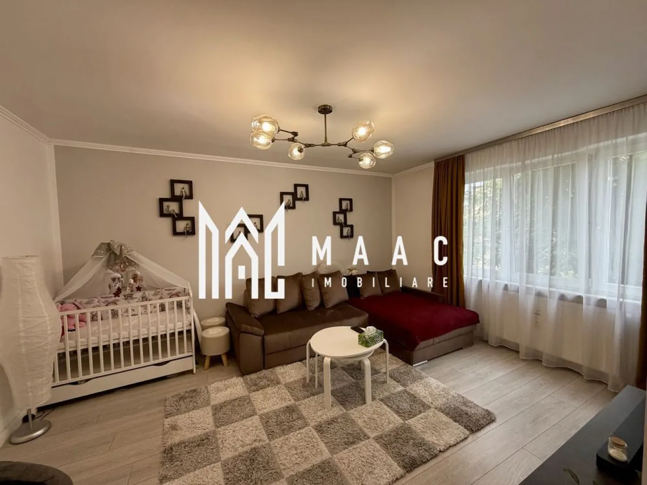 Apartament 2 camere | Etaj 2 | Renovat | 49 MPU | Terezian - MAAC Imobiliare vă propune spre vânzare un apartament cu 2 camere decomandate, situat în cartierul Terezian, cu o suprafață utilă de 49,2 mp, această proprietate reprezintă o alegere excelentă atât pentru locuire, cât și pentru investiție. 

Caracteristici:
Suprafață utilă: 49,2 mp
Compartimentare: decomandată
Imobil construit în anul 1971
Se vinde complet mobilat și utilat
Disponibil pentru mutare imediată
Ideal pentru locuire sau investiție

Compartimentare:
Living 
Dormitor
Bucătărie separată
Baie
Hol 
Două spații de depozitare

Finisaje și dotări:
Instalație electrică refăcută complet în anul 2020
Centrală termică proprie în condensare
Calorifere
Smart TV
Canapea extensibilă recent achiziționată
Două spații de depozitare integrate în canapea
Mașină de spălat vase
Frigider
Aragaz
Mașină de spălat haine
Uscător de rufe
Mobilier și electrocasnice incluse în preț

Avantaje:
Apartament luminos și bine întreținut
Instalație electrică modernizată complet
Costuri reduse de întreținere datorită centralei în condensare
Spații multiple pentru depozitare
Locuință complet echipată
Nu necesită investiții suplimentare

Localizare:
În apropiere se află școli și grădinițe, la aproximativ 5 minute de mers pe jos, supermarketurile Lidl și Profi, farmacii, stații de transport în comun și alte puncte de interes.

Pentru mai multe detalii și programarea unei vizionări, vă rugăm să contactați echipa MAAC Imobiliare și să menționați ID-ul proprietății: CP3171864
