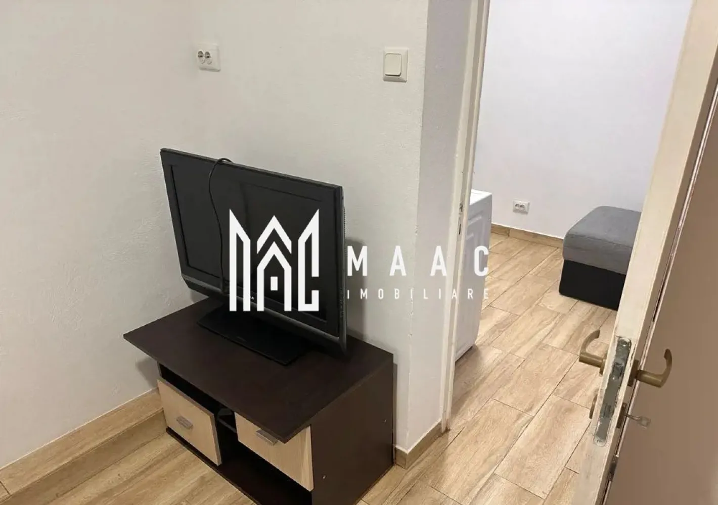 Apartament 1 Camera I Etaj 3 I Renovat I Central-Abatorului - Se inchiriaza o garsonieră de 24 mp, situată în zona Abatorului, complet mobilată și utilată, ideală pentru locuire personală sau investiție. 
Proprietatea este disponibilă imediat, iar un avantaj major este faptul că este actualmente închiriată și poate fi preluată cu chiriași, oferind venit garantat încă din prima zi.

Caracteristici principale:
Suprafață: 24 mp
Tip: Garsonieră
Complet mobilată și utilată
Disponibilă imediat
Situată în zona Abatorului
Se poate prelua cu chiriași
Detalii interioare:

Cameră principală mobilată complet
Bucătărie utilată cu electrocasnice în stare bună
Baie modernă
Spațiu organizat eficient, ideal pentru o persoană sau un cuplu
Garsonieră întreținută, gata pentru mutare

Avantaje:
Investiție sigură, cu chiriași stabili
Poziționare bună, cu acces rapid la magazine, stații de autobuz, zone comerciale
Fără investiții suplimentare – totul este deja amenajat

Pentru informati si vizionari: ID: CP3174234