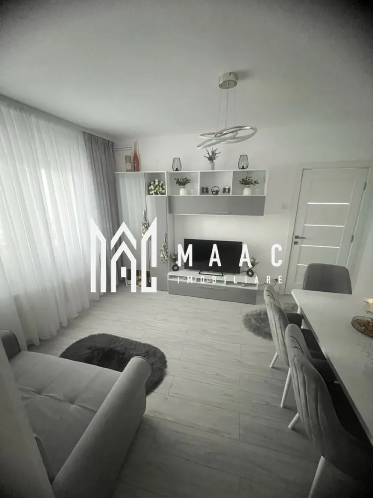 Apartament 2 camere | Renovat complet | Balcon | Zona Rahova - MAAC Imobiliare vă propune spre vânzare un apartament cu 2 camere, situat în cartierul Rahovei.

Caracteristici :
Suprafață utilă: 42 mp
Balcon închis: aproximativ 4 mp
Etaj: 4 din 5
Compartimentare: semidecomandată
Se vinde complet mobilat și utilat
Disponibil pentru mutare imediată

Compartimentare:
Living
Dormitor
Bucătărie separată
Baie
Hol
Balcon închis

Finisaje și îmbunătățiri:
Instalație electrică schimbată
Instalație sanitară schimbată
Centrală termică nouă
Aer condiționat
Izolație exterioară
Apartament renovat recent
Mobilat și utilat complet

Avantaje:
Locuință pregătită pentru mutare imediată
Costuri reduse de investiție pentru viitorul proprietar
Ideal pentru locuire personală sau închiriere
Zonă liniștită și bine cotată

Localizare:
În apropiere se află școli, grădinițe, piață agroalimentară, supermarketuri, farmacii și mijloace de transport în comun. De asemenea, Shopping City Sibiu se află la doar câteva minute distanță, iar accesul către principalele puncte de interes ale orașului este rapid și facil.

Pentru mai multe detalii și programarea unei vizionări, vă rugăm să contactați echipa MAAC Imobiliare și să menționați ID-ul proprietății: CP3174486