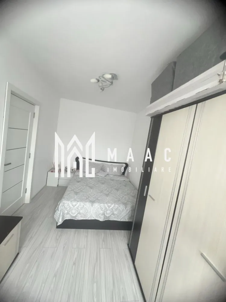 Apartament 2 camere | Renovat complet | Balcon | Zona Rahova - MAAC Imobiliare vă propune spre vânzare un apartament cu 2 camere, situat în cartierul Rahovei.

Caracteristici :
Suprafață utilă: 42 mp
Balcon închis: aproximativ 4 mp
Etaj: 4 din 5
Compartimentare: semidecomandată
Se vinde complet mobilat și utilat
Disponibil pentru mutare imediată

Compartimentare:
Living
Dormitor
Bucătărie separată
Baie
Hol
Balcon închis

Finisaje și îmbunătățiri:
Instalație electrică schimbată
Instalație sanitară schimbată
Centrală termică nouă
Aer condiționat
Izolație exterioară
Apartament renovat recent
Mobilat și utilat complet

Avantaje:
Locuință pregătită pentru mutare imediată
Costuri reduse de investiție pentru viitorul proprietar
Ideal pentru locuire personală sau închiriere
Zonă liniștită și bine cotată

Localizare:
În apropiere se află școli, grădinițe, piață agroalimentară, supermarketuri, farmacii și mijloace de transport în comun. De asemenea, Shopping City Sibiu se află la doar câteva minute distanță, iar accesul către principalele puncte de interes ale orașului este rapid și facil.

Pentru mai multe detalii și programarea unei vizionări, vă rugăm să contactați echipa MAAC Imobiliare și să menționați ID-ul proprietății: CP3174486