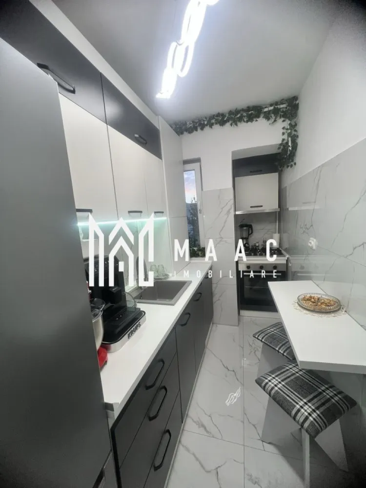 Apartament 2 camere | Renovat complet | Balcon | Zona Rahova - MAAC Imobiliare vă propune spre vânzare un apartament cu 2 camere, situat în cartierul Rahovei.

Caracteristici :
Suprafață utilă: 42 mp
Balcon închis: aproximativ 4 mp
Etaj: 4 din 5
Compartimentare: semidecomandată
Se vinde complet mobilat și utilat
Disponibil pentru mutare imediată

Compartimentare:
Living
Dormitor
Bucătărie separată
Baie
Hol
Balcon închis

Finisaje și îmbunătățiri:
Instalație electrică schimbată
Instalație sanitară schimbată
Centrală termică nouă
Aer condiționat
Izolație exterioară
Apartament renovat recent
Mobilat și utilat complet

Avantaje:
Locuință pregătită pentru mutare imediată
Costuri reduse de investiție pentru viitorul proprietar
Ideal pentru locuire personală sau închiriere
Zonă liniștită și bine cotată

Localizare:
În apropiere se află școli, grădinițe, piață agroalimentară, supermarketuri, farmacii și mijloace de transport în comun. De asemenea, Shopping City Sibiu se află la doar câteva minute distanță, iar accesul către principalele puncte de interes ale orașului este rapid și facil.

Pentru mai multe detalii și programarea unei vizionări, vă rugăm să contactați echipa MAAC Imobiliare și să menționați ID-ul proprietății: CP3174486