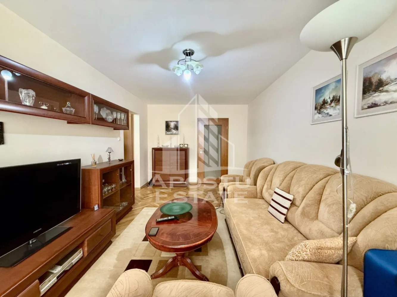 Apartament 3 camere, 2 bai, etaj 1, mobilat, zona Olimpia-Stadion - APOSTU ESTATE va propune spre vanzare un apartament cu 3 camere, mobilat si utilat, situat la etajul 1 din 7, intr-un bloc anvelopat cu lift.
Apartamentul este semidecomandat, are o suprafata utila de 65 mp si se remarca prin compartimentarea eficienta si multiplele spatii de depozitare. Este o alegere ideala atat pentru locuit, cat si pentru investitie.

Compartimentare:
- hol de acces cu spatiu de depozitare
- bucatarie functionala, extinsa cu zona de gatit pe balcon inchis + debara
- dormitor matrimonial
- baie cu masina de spalat
- living spatios
- hol de tranzit cu debara
- al doilea dormitor
- baie cu dus

Dotari si beneficii:
- se vinde complet mobilat si utilat complet
- 3 debarale in apartament
- boxa pentru depozitare la subsol
- incalzire prin reteaua de termoficare a orasului cu posibilitatea montarii centralei propii pe gaz
- bloc dotat cu lift
- etaj intermediar inferior (1 din 7)

Zona si facilitati:
Apartamentul este amplasat intr-o zona excelent conectata, cu acces rapid la:
- scoli, gradinite si universitati
- parcuri si spatii verzi
- magazine, piata si benzinarii
- Spitalul Judetean
- baza sportiva
- statii de transport in comun
- multe locuri de parcare disponibile in zona

Pretul este negociabil. Se accepta si varianta de achizitie prin credit ipotecar - oferim consultanta pentru creditare prin colaboratorii nostri.
Pentru mai multe informatii si pentru a programa o vizionare, va invitam sa ne contactati!