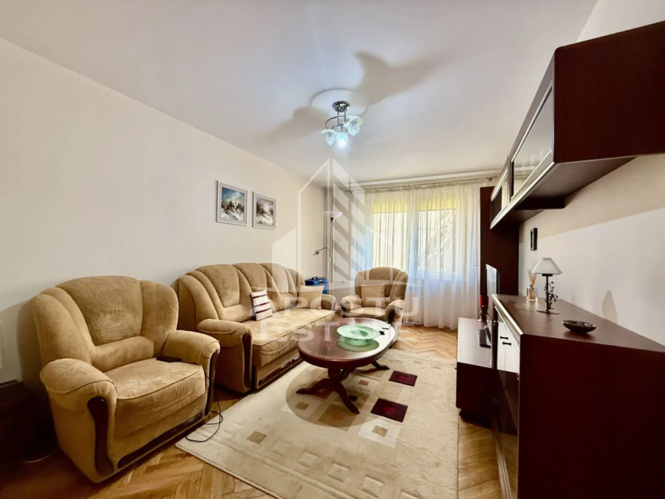 Apartament 3 camere, 2 bai, etaj 1, mobilat, zona Olimpia-Stadion - APOSTU ESTATE va propune spre vanzare un apartament cu 3 camere, mobilat si utilat, situat la etajul 1 din 7, intr-un bloc anvelopat cu lift.
Apartamentul este semidecomandat, are o suprafata utila de 65 mp si se remarca prin compartimentarea eficienta si multiplele spatii de depozitare. Este o alegere ideala atat pentru locuit, cat si pentru investitie.

Compartimentare:
- hol de acces cu spatiu de depozitare
- bucatarie functionala, extinsa cu zona de gatit pe balcon inchis + debara
- dormitor matrimonial
- baie cu masina de spalat
- living spatios
- hol de tranzit cu debara
- al doilea dormitor
- baie cu dus

Dotari si beneficii:
- se vinde complet mobilat si utilat complet
- 3 debarale in apartament
- boxa pentru depozitare la subsol
- incalzire prin reteaua de termoficare a orasului cu posibilitatea montarii centralei propii pe gaz
- bloc dotat cu lift
- etaj intermediar inferior (1 din 7)

Zona si facilitati:
Apartamentul este amplasat intr-o zona excelent conectata, cu acces rapid la:
- scoli, gradinite si universitati
- parcuri si spatii verzi
- magazine, piata si benzinarii
- Spitalul Judetean
- baza sportiva
- statii de transport in comun
- multe locuri de parcare disponibile in zona

Pretul este negociabil. Se accepta si varianta de achizitie prin credit ipotecar - oferim consultanta pentru creditare prin colaboratorii nostri.
Pentru mai multe informatii si pentru a programa o vizionare, va invitam sa ne contactati!