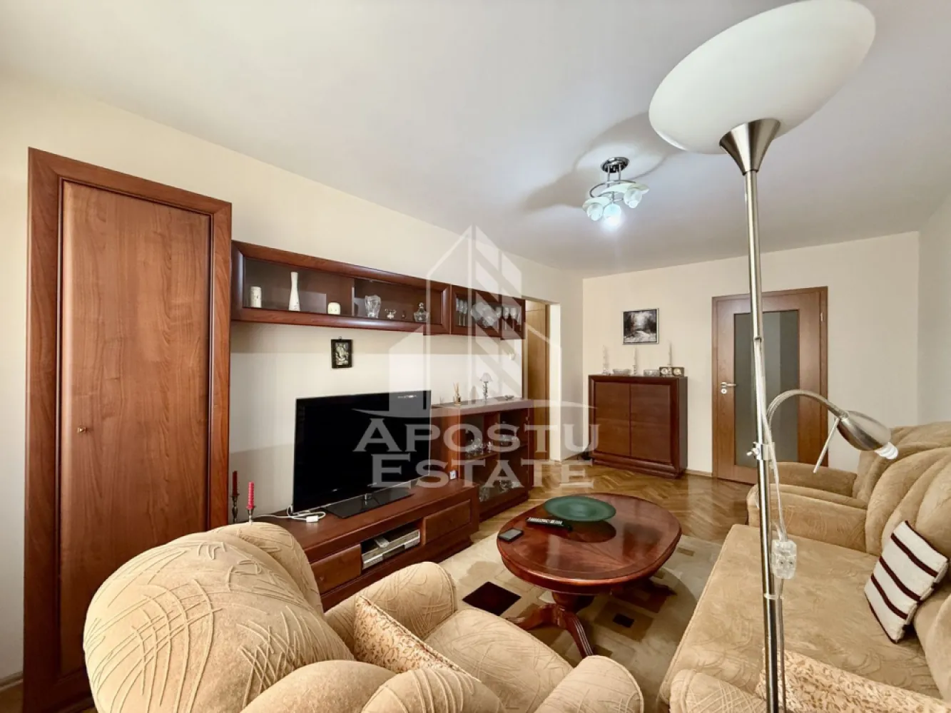 Apartament 3 camere, 2 bai, etaj 1, mobilat, zona Olimpia-Stadion - APOSTU ESTATE va propune spre vanzare un apartament cu 3 camere, mobilat si utilat, situat la etajul 1 din 7, intr-un bloc anvelopat cu lift.
Apartamentul este semidecomandat, are o suprafata utila de 65 mp si se remarca prin compartimentarea eficienta si multiplele spatii de depozitare. Este o alegere ideala atat pentru locuit, cat si pentru investitie.

Compartimentare:
- hol de acces cu spatiu de depozitare
- bucatarie functionala, extinsa cu zona de gatit pe balcon inchis + debara
- dormitor matrimonial
- baie cu masina de spalat
- living spatios
- hol de tranzit cu debara
- al doilea dormitor
- baie cu dus

Dotari si beneficii:
- se vinde complet mobilat si utilat complet
- 3 debarale in apartament
- boxa pentru depozitare la subsol
- incalzire prin reteaua de termoficare a orasului cu posibilitatea montarii centralei propii pe gaz
- bloc dotat cu lift
- etaj intermediar inferior (1 din 7)

Zona si facilitati:
Apartamentul este amplasat intr-o zona excelent conectata, cu acces rapid la:
- scoli, gradinite si universitati
- parcuri si spatii verzi
- magazine, piata si benzinarii
- Spitalul Judetean
- baza sportiva
- statii de transport in comun
- multe locuri de parcare disponibile in zona

Pretul este negociabil. Se accepta si varianta de achizitie prin credit ipotecar - oferim consultanta pentru creditare prin colaboratorii nostri.
Pentru mai multe informatii si pentru a programa o vizionare, va invitam sa ne contactati!