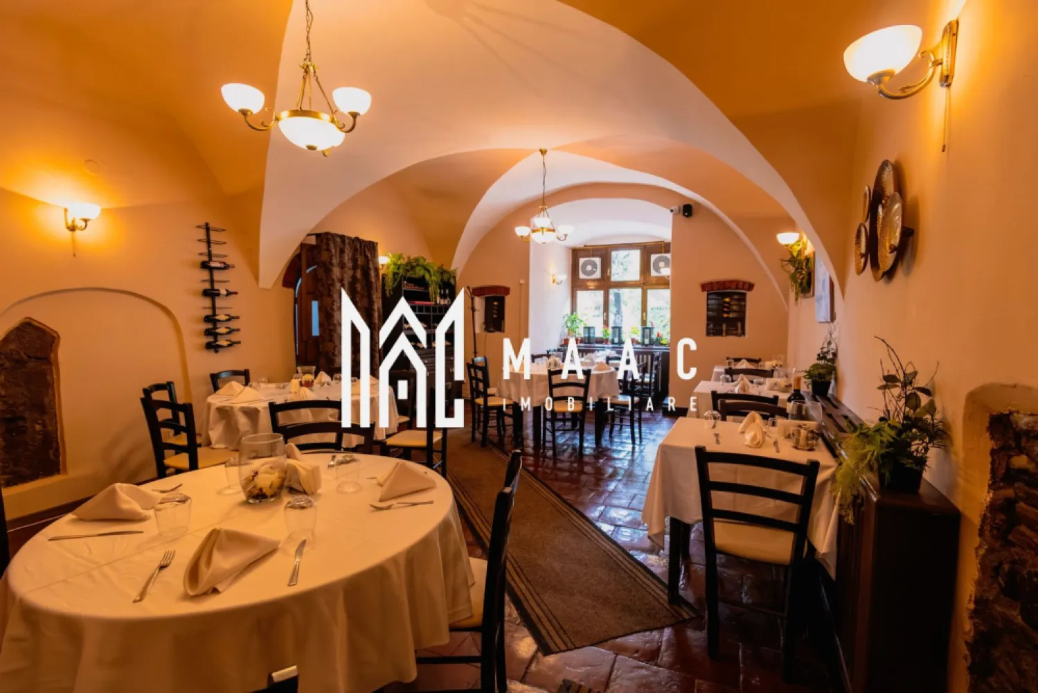 Afacere la cheie în Centrul Sibiului | Restaurant | 120 mp - MAAC Imobiliare vă propune spre vânzare o oportunitate rară de investiție în inima Sibiului – afacere la cheie în domeniul HoReCa, cu tradiție de peste 10 ani, amplasată într-o locație ultracentrală, cu vizibilitate excelentă și flux constant de clienți.
Afacerea se vinde complet funcțională și operațională, fiind preluată cu tot ceea ce este necesar pentru continuarea activității fără întreruperi: societate comercială, brand, istoric, personal, dotări, mobilier și echipamente.

Caracteristici :
Afacere activă cu istoric de peste 10 ani
Locație ultracentrală în municipiul Sibiu
Predare completă, exact ca în fotografii
Posibilitate de preluare a întregii activități comerciale
Preluare firmă, brand, portofoliu și know-how
Personal calificat disponibil pentru continuarea activității
Contract de închiriere existent, valabil încă aproximativ 3 ani și jumătate
Business operațional și pregătit pentru transfer imediat

Spațiu comercial:
Suprafață utilă: 120 mp
Sală de servire generoasă
Capacitate interioară: aproximativ 60 de locuri
4 grupuri sanitare
2 grupuri sanitare destinate clienților
2 grupuri sanitare destinate personalului
Centrală termică proprie cu calorifere
Spațiu amenajat și funcțional conform specificului activității

Terasă și spații exterioare:
Terasă amplasată în fața locației
Terasă amplasată în spatele locației
Aproximativ 40 de locuri pe terasa din față
Aproximativ 40 de locuri pe terasa din spate
50 mp de domeniu public închiriat de la Primărie pentru desfășurarea activității
Capacitate totală generoasă de servire atât în interior, cât și în exterior

Avantaje investiționale:
Business matur, cu reputație și istoric consolidat
Costuri și riscuri reduse comparativ cu deschiderea unui restaurant nou
Posibilitatea continuării activității din prima zi
Contract de chirie deja negociat și stabil
Personal și procese operaționale deja implementate
Potențial excelent de dezvoltare și extindere

Potrivit atât pentru investitori, cât și pentru operatori din domeniul HoReCa care doresc să preia o afacere funcțională, profitând de avantajele unei locații consacrate și ale unui brand deja cunoscut pe piața locală.

Pentru mai multe detalii și programarea unei vizionări, vă rugăm să contactați echipa MAAC Imobiliare și să menționați ID-ul proprietății: CP3174781