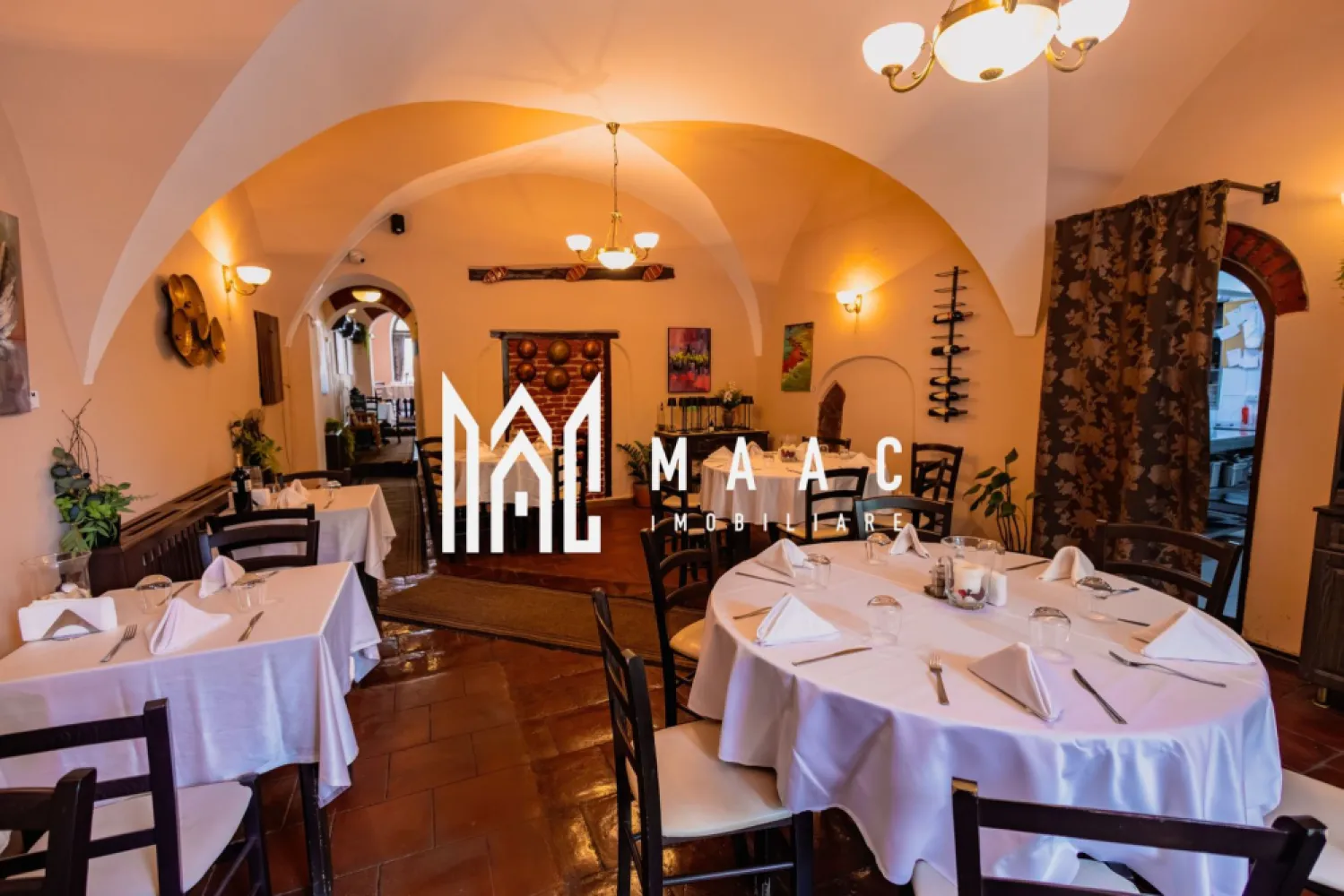 Afacere la cheie în Centrul Sibiului | Restaurant | 120 mp - MAAC Imobiliare vă propune spre vânzare o oportunitate rară de investiție în inima Sibiului – afacere la cheie în domeniul HoReCa, cu tradiție de peste 10 ani, amplasată într-o locație ultracentrală, cu vizibilitate excelentă și flux constant de clienți.
Afacerea se vinde complet funcțională și operațională, fiind preluată cu tot ceea ce este necesar pentru continuarea activității fără întreruperi: societate comercială, brand, istoric, personal, dotări, mobilier și echipamente.

Caracteristici :
Afacere activă cu istoric de peste 10 ani
Locație ultracentrală în municipiul Sibiu
Predare completă, exact ca în fotografii
Posibilitate de preluare a întregii activități comerciale
Preluare firmă, brand, portofoliu și know-how
Personal calificat disponibil pentru continuarea activității
Contract de închiriere existent, valabil încă aproximativ 3 ani și jumătate
Business operațional și pregătit pentru transfer imediat

Spațiu comercial:
Suprafață utilă: 120 mp
Sală de servire generoasă
Capacitate interioară: aproximativ 60 de locuri
4 grupuri sanitare
2 grupuri sanitare destinate clienților
2 grupuri sanitare destinate personalului
Centrală termică proprie cu calorifere
Spațiu amenajat și funcțional conform specificului activității

Terasă și spații exterioare:
Terasă amplasată în fața locației
Terasă amplasată în spatele locației
Aproximativ 40 de locuri pe terasa din față
Aproximativ 40 de locuri pe terasa din spate
50 mp de domeniu public închiriat de la Primărie pentru desfășurarea activității
Capacitate totală generoasă de servire atât în interior, cât și în exterior

Avantaje investiționale:
Business matur, cu reputație și istoric consolidat
Costuri și riscuri reduse comparativ cu deschiderea unui restaurant nou
Posibilitatea continuării activității din prima zi
Contract de chirie deja negociat și stabil
Personal și procese operaționale deja implementate
Potențial excelent de dezvoltare și extindere

Potrivit atât pentru investitori, cât și pentru operatori din domeniul HoReCa care doresc să preia o afacere funcțională, profitând de avantajele unei locații consacrate și ale unui brand deja cunoscut pe piața locală.

Pentru mai multe detalii și programarea unei vizionări, vă rugăm să contactați echipa MAAC Imobiliare și să menționați ID-ul proprietății: CP3174781