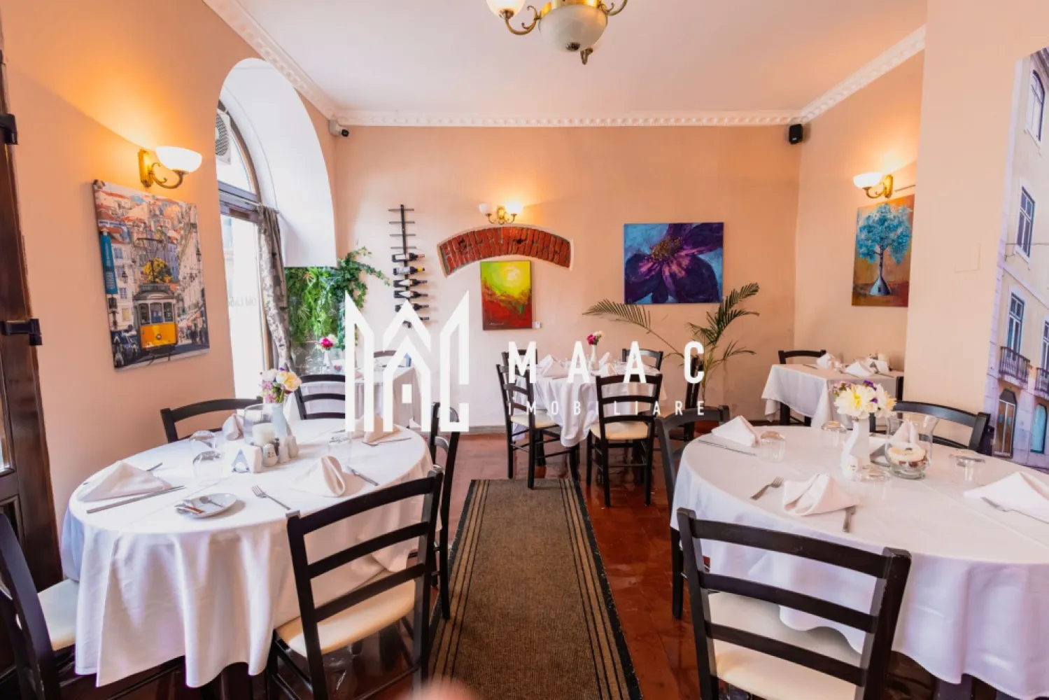 Afacere la cheie în Centrul Sibiului | Restaurant | 120 mp - MAAC Imobiliare vă propune spre vânzare o oportunitate rară de investiție în inima Sibiului – afacere la cheie în domeniul HoReCa, cu tradiție de peste 10 ani, amplasată într-o locație ultracentrală, cu vizibilitate excelentă și flux constant de clienți.
Afacerea se vinde complet funcțională și operațională, fiind preluată cu tot ceea ce este necesar pentru continuarea activității fără întreruperi: societate comercială, brand, istoric, personal, dotări, mobilier și echipamente.

Caracteristici :
Afacere activă cu istoric de peste 10 ani
Locație ultracentrală în municipiul Sibiu
Predare completă, exact ca în fotografii
Posibilitate de preluare a întregii activități comerciale
Preluare firmă, brand, portofoliu și know-how
Personal calificat disponibil pentru continuarea activității
Contract de închiriere existent, valabil încă aproximativ 3 ani și jumătate
Business operațional și pregătit pentru transfer imediat

Spațiu comercial:
Suprafață utilă: 120 mp
Sală de servire generoasă
Capacitate interioară: aproximativ 60 de locuri
4 grupuri sanitare
2 grupuri sanitare destinate clienților
2 grupuri sanitare destinate personalului
Centrală termică proprie cu calorifere
Spațiu amenajat și funcțional conform specificului activității

Terasă și spații exterioare:
Terasă amplasată în fața locației
Terasă amplasată în spatele locației
Aproximativ 40 de locuri pe terasa din față
Aproximativ 40 de locuri pe terasa din spate
50 mp de domeniu public închiriat de la Primărie pentru desfășurarea activității
Capacitate totală generoasă de servire atât în interior, cât și în exterior

Avantaje investiționale:
Business matur, cu reputație și istoric consolidat
Costuri și riscuri reduse comparativ cu deschiderea unui restaurant nou
Posibilitatea continuării activității din prima zi
Contract de chirie deja negociat și stabil
Personal și procese operaționale deja implementate
Potențial excelent de dezvoltare și extindere

Potrivit atât pentru investitori, cât și pentru operatori din domeniul HoReCa care doresc să preia o afacere funcțională, profitând de avantajele unei locații consacrate și ale unui brand deja cunoscut pe piața locală.

Pentru mai multe detalii și programarea unei vizionări, vă rugăm să contactați echipa MAAC Imobiliare și să menționați ID-ul proprietății: CP3174781