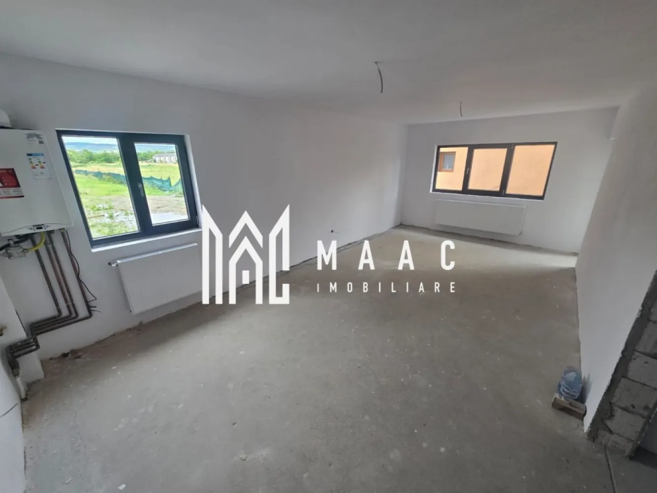 Apartament 2 camere cu gradina balcon Selimbar - Vă propunem spre vânzare un apartament situat la parterul înalt al unui bloc recent construit și intabulat, amplasat pe o stradă liniștită din Șelimbăr.

Locuința dispune de o suprafață utilă de 55 mp, la care se adaugă un balcon de 5 mp și o grădină proprie de 20 mp, oferind un spațiu ideal pentru relaxare. În preț este inclus și un loc de parcare privat.

Apartamentul se vinde exact cum este prezentat în fotografii și beneficiază de:

Centrală termică proprie;
Geamuri termopan;
Calorifere montate;
Ușă metalică la intrare;
Instalații finalizate.

Compartimentarea este practică și funcțională, iar poziționarea la parter înalt oferă acces facil și un plus de confort.

Imobilul este intabulat și disponibil pentru achiziție imediată.

Avantaje:
- Bloc nou, intabulat
- Parter înalt
- 55 mp utili
- Balcon 5 mp
- Grădină proprie 20 mp
- Loc de parcare inclus
- Stradă liniștită în Șelimbăr
- Se vinde conform fotografiilor

Pentru mai multe detalii specificati CP3176587 la telefon .