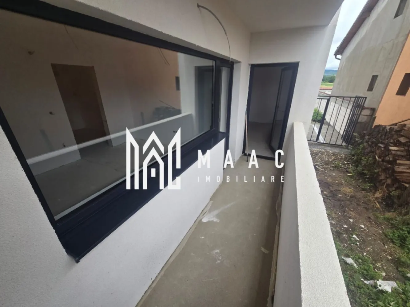 Apartament 2 camere cu gradina balcon Selimbar - Vă propunem spre vânzare un apartament situat la parterul înalt al unui bloc recent construit și intabulat, amplasat pe o stradă liniștită din Șelimbăr.

Locuința dispune de o suprafață utilă de 55 mp, la care se adaugă un balcon de 5 mp și o grădină proprie de 20 mp, oferind un spațiu ideal pentru relaxare. În preț este inclus și un loc de parcare privat.

Apartamentul se vinde exact cum este prezentat în fotografii și beneficiază de:

Centrală termică proprie;
Geamuri termopan;
Calorifere montate;
Ușă metalică la intrare;
Instalații finalizate.

Compartimentarea este practică și funcțională, iar poziționarea la parter înalt oferă acces facil și un plus de confort.

Imobilul este intabulat și disponibil pentru achiziție imediată.

Avantaje:
- Bloc nou, intabulat
- Parter înalt
- 55 mp utili
- Balcon 5 mp
- Grădină proprie 20 mp
- Loc de parcare inclus
- Stradă liniștită în Șelimbăr
- Se vinde conform fotografiilor

Pentru mai multe detalii specificati CP3176587 la telefon .