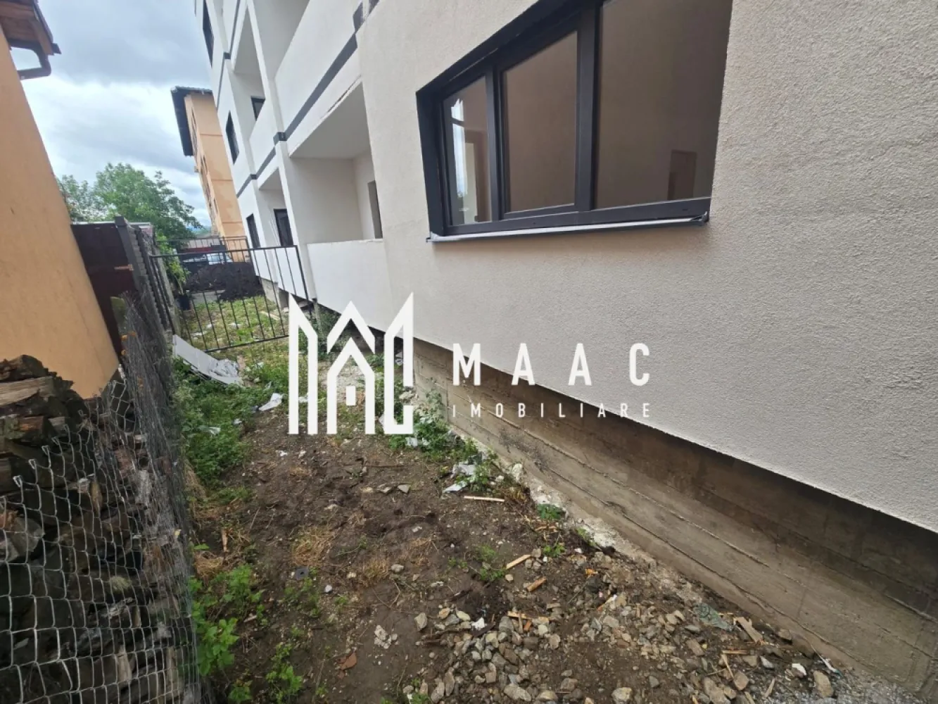 Apartament 2 camere cu gradina balcon Selimbar - Vă propunem spre vânzare un apartament situat la parterul înalt al unui bloc recent construit și intabulat, amplasat pe o stradă liniștită din Șelimbăr.

Locuința dispune de o suprafață utilă de 55 mp, la care se adaugă un balcon de 5 mp și o grădină proprie de 20 mp, oferind un spațiu ideal pentru relaxare. În preț este inclus și un loc de parcare privat.

Apartamentul se vinde exact cum este prezentat în fotografii și beneficiază de:

Centrală termică proprie;
Geamuri termopan;
Calorifere montate;
Ușă metalică la intrare;
Instalații finalizate.

Compartimentarea este practică și funcțională, iar poziționarea la parter înalt oferă acces facil și un plus de confort.

Imobilul este intabulat și disponibil pentru achiziție imediată.

Avantaje:
- Bloc nou, intabulat
- Parter înalt
- 55 mp utili
- Balcon 5 mp
- Grădină proprie 20 mp
- Loc de parcare inclus
- Stradă liniștită în Șelimbăr
- Se vinde conform fotografiilor

Pentru mai multe detalii specificati CP3176587 la telefon .