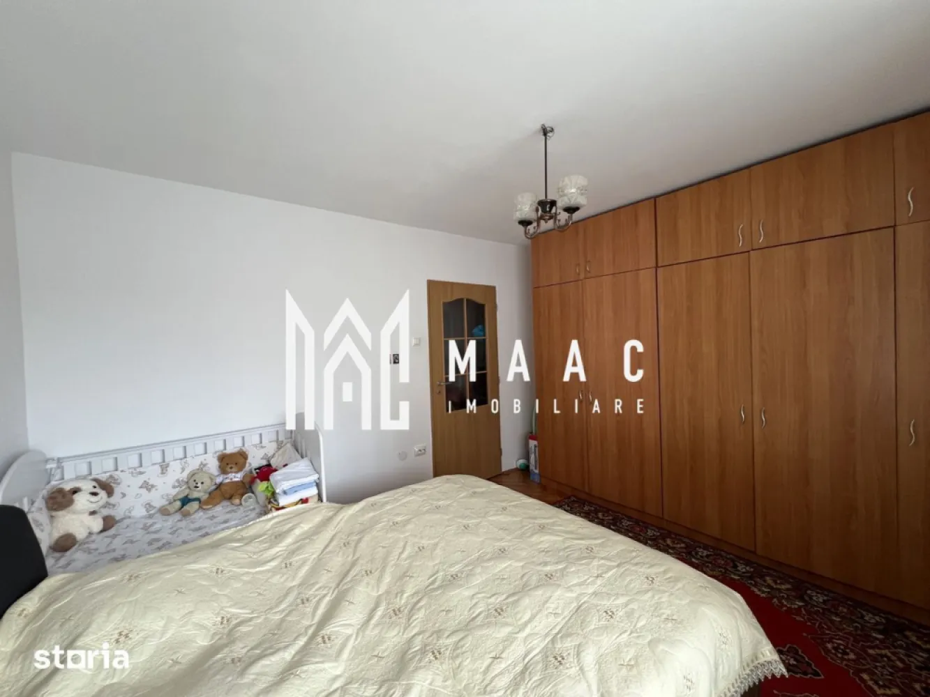 Apartament 2 camere | Etaj 2 | Balcon | 60 MPU | Turnisor - MAAC Imobiliare vă propune spre vânzare un apartament cu 2 camere decomandate, situat în cartierul Turnișor, la intrarea în cartier dinspre oraș. 

Caracteristici:
Suprafață utilă: 65 mp
Etaj: 2 din 4
Compartimentare: decomandată
An construcție: 1986
Bloc din cărămidă
Imobil reabilitat termic cu izolație de 10 cm
Balcon mare închis cu geamuri termopan
Cămară pentru depozitare amenajată în balcon
Se vinde mobilat și utilat
Disponibil pentru mutare imediată

Compartimentare:
Living generos
Dormitor 
Bucătărie separată
Baie cu geam pentru aerisire naturală
Hol 
Balcon închis
Cămară pentru depozitare

Finisaje și dotări:
Centrală termică proprie pe gaz
Geamuri termopan cu profil de 5 camere
Ușă metalică nouă la intrare
Parchet din lemn masiv în camere și hol
Parchet laminat în bucătărie
Gresie în baie
Cablu TV și internet instalate
Apartament renovat în urmă cu aproximativ 3-4 ani
Mobilat și utilat complet
Aragaz cu cuptor
Frigider
Hotă
Mașină de spălat rufe

Spații auxiliare:
Pivnita pentru depozitare
Uscătorie comună la parter
Parcare la liber în jurul blocului, cu suficiente locuri disponibile

Avantaje:
Apartament foarte călduros pe timpul iernii
Etaj intermediar
Bloc cu interfon și supraveghere video
Vecini liniștiți
Acces rapid către centrul orașului
Ideal pentru locuire permanentă sau investiție

În apropiere se află supermarketuri precum Lidl, Kaufland, Penny și Profi, stații de autobuz, școli, restaurante, farmacii, bănci și zone de agrement. 

Pentru mai multe detalii și programarea unei vizionări, vă rugăm să contactați echipa MAAC Imobiliare și să menționați ID-ul proprietății: CP3178122
