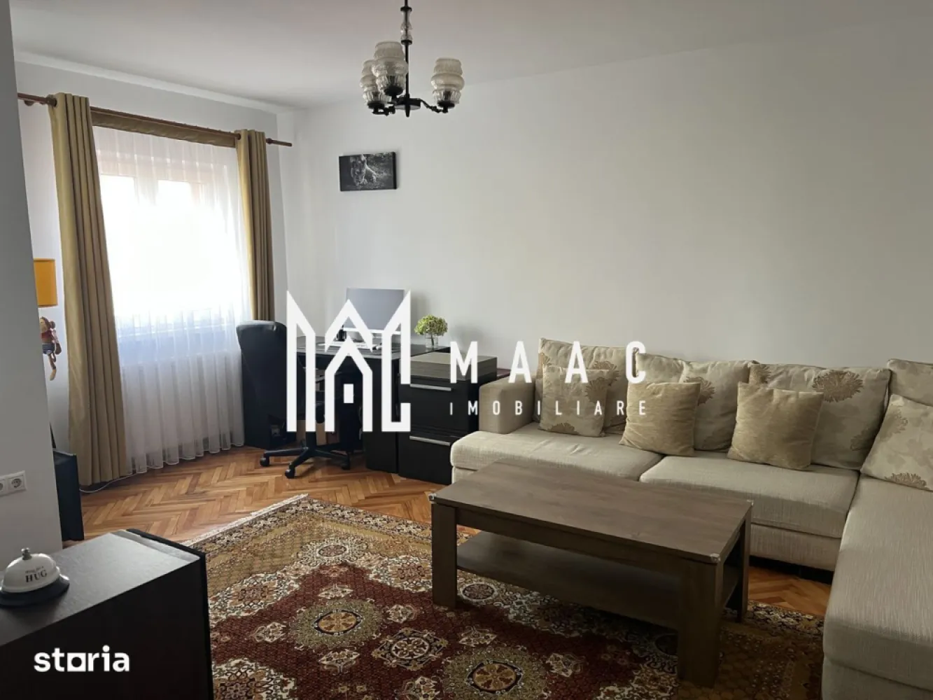 Apartament 2 camere | Etaj 2 | Balcon | 60 MPU | Turnisor - MAAC Imobiliare vă propune spre vânzare un apartament cu 2 camere decomandate, situat în cartierul Turnișor, la intrarea în cartier dinspre oraș. 

Caracteristici:
Suprafață utilă: 65 mp
Etaj: 2 din 4
Compartimentare: decomandată
An construcție: 1986
Bloc din cărămidă
Imobil reabilitat termic cu izolație de 10 cm
Balcon mare închis cu geamuri termopan
Cămară pentru depozitare amenajată în balcon
Se vinde mobilat și utilat
Disponibil pentru mutare imediată

Compartimentare:
Living generos
Dormitor 
Bucătărie separată
Baie cu geam pentru aerisire naturală
Hol 
Balcon închis
Cămară pentru depozitare

Finisaje și dotări:
Centrală termică proprie pe gaz
Geamuri termopan cu profil de 5 camere
Ușă metalică nouă la intrare
Parchet din lemn masiv în camere și hol
Parchet laminat în bucătărie
Gresie în baie
Cablu TV și internet instalate
Apartament renovat în urmă cu aproximativ 3-4 ani
Mobilat și utilat complet
Aragaz cu cuptor
Frigider
Hotă
Mașină de spălat rufe

Spații auxiliare:
Pivnita pentru depozitare
Uscătorie comună la parter
Parcare la liber în jurul blocului, cu suficiente locuri disponibile

Avantaje:
Apartament foarte călduros pe timpul iernii
Etaj intermediar
Bloc cu interfon și supraveghere video
Vecini liniștiți
Acces rapid către centrul orașului
Ideal pentru locuire permanentă sau investiție

În apropiere se află supermarketuri precum Lidl, Kaufland, Penny și Profi, stații de autobuz, școli, restaurante, farmacii, bănci și zone de agrement. 

Pentru mai multe detalii și programarea unei vizionări, vă rugăm să contactați echipa MAAC Imobiliare și să menționați ID-ul proprietății: CP3178122