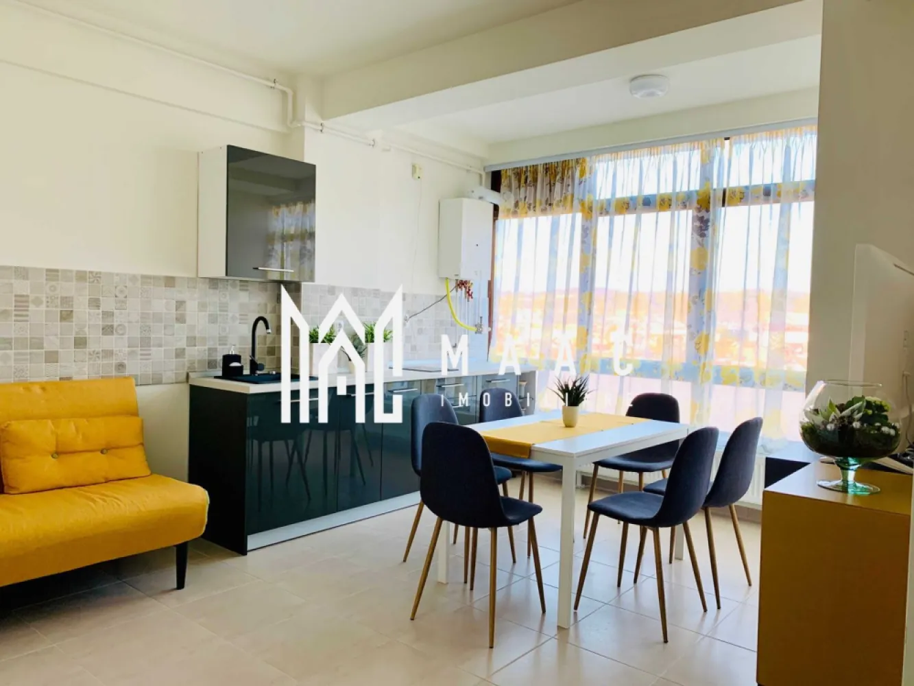 Apartament 2 camere | Pretabil investitie | 72 MPU | Gara - MAAC Imobiliare vă prezintă spre vânzare un apartament cu 2 camere situat in zona Garii.

Caracteristici:
Apartament 2 camere, decomandat
Suprafață utilă: 72 mp
Situat la etajul 6 din 7
Imobil dotat cu lift
Construcție finalizată în 2009

Dotări și beneficii:
Încălzire: centrală termică proprie
Se vinde mobilat complet, conform fotografiilor.

Compartimentare practică și funcțională:
hol de intrare care separă eficient încăperile
2 camere/dormitoare
baie spațioasă cu cadă și duș.

Performanță în regim hotelier (ultimii 6 ani)
Grad de ocupare (01.01.2025 – 18.06.2026): 82%
438 nopți rezervate
3,1 nopți – durata medie per rezervare
Venit lunar mediu: 5.800 lei
minim: 4.000 lei
maxim: 10.600 lei
Rating: 4,95 din 5 din 408 recenzii
Investiție cu randament dovedit

Pentru mai multe detalii și programarea unei vizionări, vă rugăm să contactați echipa MAAC Imobiliare și să menționați ID-ul proprietății: CP3178655