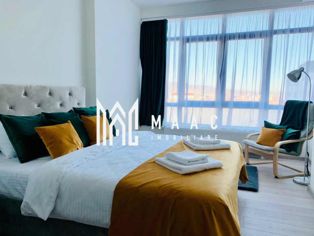 Apartament 2 camere | Pretabil investitie | 72 MPU | Gara - MAAC Imobiliare vă prezintă spre vânzare un apartament cu 2 camere situat in zona Garii.

Caracteristici:
Apartament 2 camere, decomandat
Suprafață utilă: 72 mp
Situat la etajul 6 din 7
Imobil dotat cu lift
Construcție finalizată în 2009

Dotări și beneficii:
Încălzire: centrală termică proprie
Se vinde mobilat complet, conform fotografiilor.

Compartimentare practică și funcțională:
hol de intrare care separă eficient încăperile
2 camere/dormitoare
baie spațioasă cu cadă și duș.

Performanță în regim hotelier (ultimii 6 ani)
Grad de ocupare (01.01.2025 – 18.06.2026): 82%
438 nopți rezervate
3,1 nopți – durata medie per rezervare
Venit lunar mediu: 5.800 lei
minim: 4.000 lei
maxim: 10.600 lei
Rating: 4,95 din 5 din 408 recenzii
Investiție cu randament dovedit

Pentru mai multe detalii și programarea unei vizionări, vă rugăm să contactați echipa MAAC Imobiliare și să menționați ID-ul proprietății: CP3178655