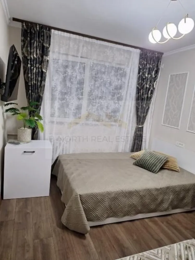 Apartament 2 camere de închiriat | Bd. Alexandru Obregia | Prima închiriere - B-North Real Estate vă propune spre închiriere un apartament modern cu 2 camere, situat pe Bulevardul Alexandru Obregia nr. 33, într-o zonă excelent conectată, cu acces rapid către Piața Sudului, Grand Arena și numeroase facilități comerciale.
Apartamentul este situat la etajul 8 din 9 al unui bloc reabilitat termic și se află la prima închiriere după renovare completă, beneficiind de mobilier și electrocasnice noi, neutilizate.

Caracteristici principale:

Apartament 2 camere
Suprafață utilă: 50 mp
Etaj 8 din 9
Bloc reabilitat termic
Prima închiriere
Complet mobilat și utilat
Balcon
Luminos și eficient compartimentat

Dotări și beneficii:

Aer condiționat
3 Smart TV-uri Android
Bucătărie complet utilată
Cuptor și hotă Electrolux
Mașină de spălat Samsung
Frigider Full No Frost 415 L
Dormitor cu pat matrimonial și ladă de depozitare
Dressinguri și multiple spații de depozitare
Birou extensibil
Baie modernă cu finisaje premium

Avantaje locație:

Aproximativ 5 minute de Piața Sudului
Aproape de Grand Arena Mall
Kaufland, Carrefour, Lidl și piață agroalimentară în imediata apropiere
Stații STB cu acces rapid către metrou
Magazine, farmacii și servicii la câțiva pași
Zonă cu numeroase opțiuni de parcare

Recomandat pentru:

Cupluri
Profesioniști
Persoane singure
Studenți

Preț și condiții:

Chirie: 500 euro/lună
Disponibil imediat

Pentru informații suplimentare și programarea unei vizionări, contactați B-North Real Estate.