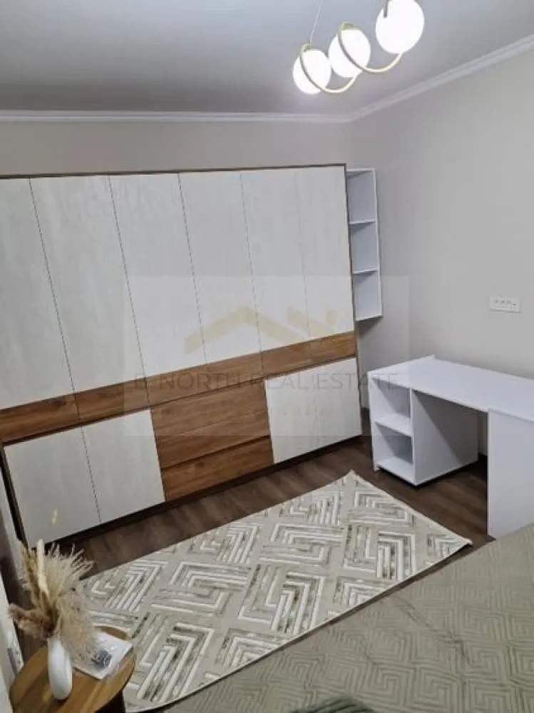 Apartament 2 camere de închiriat | Bd. Alexandru Obregia | Prima închiriere - B-North Real Estate vă propune spre închiriere un apartament modern cu 2 camere, situat pe Bulevardul Alexandru Obregia nr. 33, într-o zonă excelent conectată, cu acces rapid către Piața Sudului, Grand Arena și numeroase facilități comerciale.
Apartamentul este situat la etajul 8 din 9 al unui bloc reabilitat termic și se află la prima închiriere după renovare completă, beneficiind de mobilier și electrocasnice noi, neutilizate.

Caracteristici principale:

Apartament 2 camere
Suprafață utilă: 50 mp
Etaj 8 din 9
Bloc reabilitat termic
Prima închiriere
Complet mobilat și utilat
Balcon
Luminos și eficient compartimentat

Dotări și beneficii:

Aer condiționat
3 Smart TV-uri Android
Bucătărie complet utilată
Cuptor și hotă Electrolux
Mașină de spălat Samsung
Frigider Full No Frost 415 L
Dormitor cu pat matrimonial și ladă de depozitare
Dressinguri și multiple spații de depozitare
Birou extensibil
Baie modernă cu finisaje premium

Avantaje locație:

Aproximativ 5 minute de Piața Sudului
Aproape de Grand Arena Mall
Kaufland, Carrefour, Lidl și piață agroalimentară în imediata apropiere
Stații STB cu acces rapid către metrou
Magazine, farmacii și servicii la câțiva pași
Zonă cu numeroase opțiuni de parcare

Recomandat pentru:

Cupluri
Profesioniști
Persoane singure
Studenți

Preț și condiții:

Chirie: 500 euro/lună
Disponibil imediat

Pentru informații suplimentare și programarea unei vizionări, contactați B-North Real Estate.