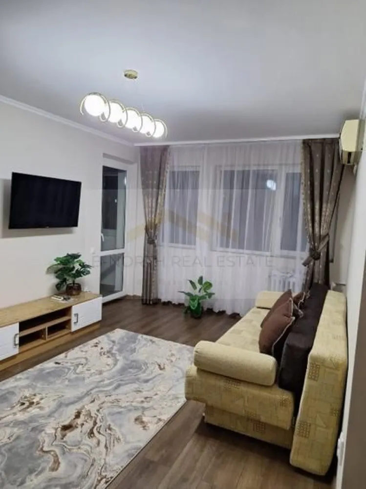 Apartament 2 camere de închiriat | Bd. Alexandru Obregia | Prima închiriere - B-North Real Estate vă propune spre închiriere un apartament modern cu 2 camere, situat pe Bulevardul Alexandru Obregia nr. 33, într-o zonă excelent conectată, cu acces rapid către Piața Sudului, Grand Arena și numeroase facilități comerciale.
Apartamentul este situat la etajul 8 din 9 al unui bloc reabilitat termic și se află la prima închiriere după renovare completă, beneficiind de mobilier și electrocasnice noi, neutilizate.

Caracteristici principale:

Apartament 2 camere
Suprafață utilă: 50 mp
Etaj 8 din 9
Bloc reabilitat termic
Prima închiriere
Complet mobilat și utilat
Balcon
Luminos și eficient compartimentat

Dotări și beneficii:

Aer condiționat
3 Smart TV-uri Android
Bucătărie complet utilată
Cuptor și hotă Electrolux
Mașină de spălat Samsung
Frigider Full No Frost 415 L
Dormitor cu pat matrimonial și ladă de depozitare
Dressinguri și multiple spații de depozitare
Birou extensibil
Baie modernă cu finisaje premium

Avantaje locație:

Aproximativ 5 minute de Piața Sudului
Aproape de Grand Arena Mall
Kaufland, Carrefour, Lidl și piață agroalimentară în imediata apropiere
Stații STB cu acces rapid către metrou
Magazine, farmacii și servicii la câțiva pași
Zonă cu numeroase opțiuni de parcare

Recomandat pentru:

Cupluri
Profesioniști
Persoane singure
Studenți

Preț și condiții:

Chirie: 500 euro/lună
Disponibil imediat

Pentru informații suplimentare și programarea unei vizionări, contactați B-North Real Estate.