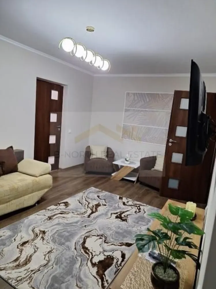 Apartament 2 camere de închiriat | Bd. Alexandru Obregia | Prima închiriere - B-North Real Estate vă propune spre închiriere un apartament modern cu 2 camere, situat pe Bulevardul Alexandru Obregia nr. 33, într-o zonă excelent conectată, cu acces rapid către Piața Sudului, Grand Arena și numeroase facilități comerciale.
Apartamentul este situat la etajul 8 din 9 al unui bloc reabilitat termic și se află la prima închiriere după renovare completă, beneficiind de mobilier și electrocasnice noi, neutilizate.

Caracteristici principale:

Apartament 2 camere
Suprafață utilă: 50 mp
Etaj 8 din 9
Bloc reabilitat termic
Prima închiriere
Complet mobilat și utilat
Balcon
Luminos și eficient compartimentat

Dotări și beneficii:

Aer condiționat
3 Smart TV-uri Android
Bucătărie complet utilată
Cuptor și hotă Electrolux
Mașină de spălat Samsung
Frigider Full No Frost 415 L
Dormitor cu pat matrimonial și ladă de depozitare
Dressinguri și multiple spații de depozitare
Birou extensibil
Baie modernă cu finisaje premium

Avantaje locație:

Aproximativ 5 minute de Piața Sudului
Aproape de Grand Arena Mall
Kaufland, Carrefour, Lidl și piață agroalimentară în imediata apropiere
Stații STB cu acces rapid către metrou
Magazine, farmacii și servicii la câțiva pași
Zonă cu numeroase opțiuni de parcare

Recomandat pentru:

Cupluri
Profesioniști
Persoane singure
Studenți

Preț și condiții:

Chirie: 500 euro/lună
Disponibil imediat

Pentru informații suplimentare și programarea unei vizionări, contactați B-North Real Estate.