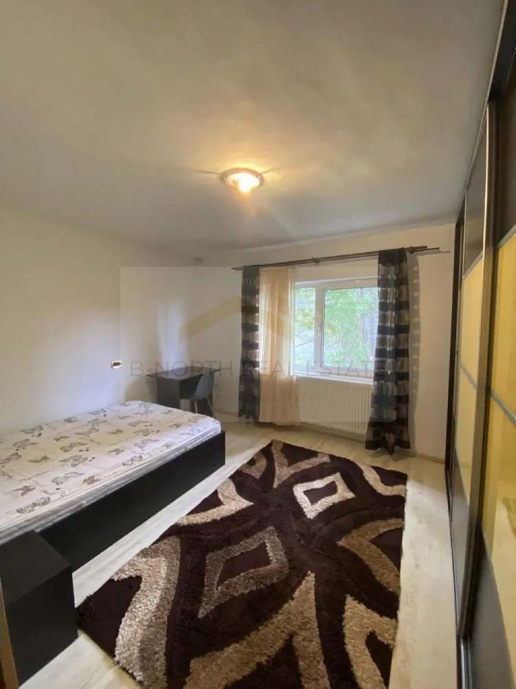Apartament 2 camere de închiriat | Trafic Greu – Parcul Carol | Centrală proprie - B-North Real Estate vă propune spre închiriere un apartament spațios cu 2 camere, situat în zona Trafic Greu – Spătarul Preda, într-o locație liniștită, cu acces rapid către centrul Bucureștiului și principalele puncte de interes ale orașului.
Apartamentul are o suprafață utilă de 61 mp, este situat la etajul 4 din 4 și se închiriază complet mobilat și utilat, fiind pregătit pentru mutare imediată.

Caracteristici principale:

Apartament 2 camere
Suprafață utilă: 61 mp
Compartimentare decomandată
Etaj 4 din 4
Bucătărie open-space
Balcon închis
Complet mobilat și utilat

Dotări și beneficii:

Centrală termică proprie
Aer condiționat
Mașină de spălat rufe nouă
Frigider
Aragaz
Cuptor cu microunde
Geamuri termopan
Ușă metalică
Multiple spații de depozitare
TV și internet incluse gratuit

Avantaje locație:

Aproximativ 15 minute de centrul orașului
Aproape de Parcul Carol
Lidl, Penny, Kaufland, Carrefour și Jumbo în apropiere
Farmacii, școli și alte servicii la câțiva pași
Acces facil către mijloacele de transport în comun
Zonă liniștită și bine conectată

Recomandat pentru:

Cupluri
Persoane singure
Profesioniști
Studenți
Preț și condiții:

Chirie: 450 euro/lună
1 lună garanție
Disponibil imediat

Pentru informații suplimentare și programarea unei vizionări, contactați B-North Real Estate.